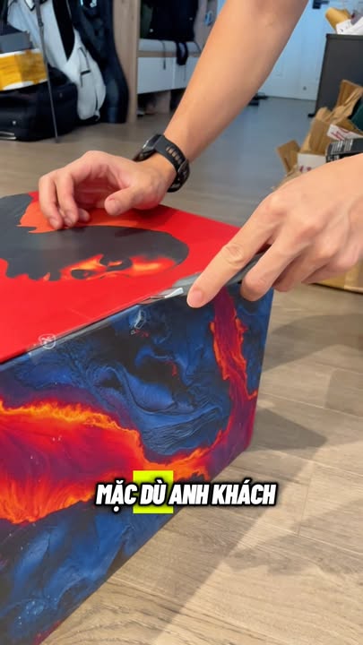 CHỐT ĐƠN SIÊU TỐC HẬU TRIỄN LÃM AVSHOW: 2 VỊ KHÁCH QUÝ RƯỚC PHANTOM ULTIMATE 108DB VỀ NHÀ! ???????? Không khí tại gian hàng Cello tại AVSHOW 2026 mặc dù đã kết thúc nhưng dư âm vẫn còn, và sức hút của Devialet Phantom Ultimate 108dB là không thể bàn xối! Chỉ trong thời gian ngắn, Cello đã vô cùng vinh dự được chốt liền tay 2 đơn hàng cho 2 vị khách quý ngay sau khi họ trải nghiệm chất âm đỉnh cao của "con quái vật" này tại khu vực demo. Cả 2 anh chị khách hàng đều chia sẻ họ bị ấn tượng hoàn toàn bởi sức mạnh âm thanh bùng nổ, dải bass cực sâu và độ chi tiết sắc nét đến từng milimet mà Phantom Ultimate 108dB mang lại. Sự kết hợp hoàn hảo giữa công nghệ tiên tiến và thiết kế đẳng cấp đã hoàn toàn chinh phục họ, khiến quyết định "rước siêu phẩm về nhà" trở nên nhanh chóng hơn bao giờ hết. ???? Hãy cùng Cello xem lại khoảnh khắc "chốt đơn" đầy phấn khích trong clip dưới đây! Bạn vẫn còn chần chừ? Hãy ghé ngay gian hàng Cello tại AVSHOW 2026 để trực tiếp trải nghiệm sự khác biệt của Devialet Phantom Ultimate 108dB và nhận những ưu đãi hấp dẫn nhất chỉ có tại triển lãm! ???? Số lượng có hạn, đừng bỏ lỡ cơ hội sở hữu tuyệt tác âm thanh này! CELLO - THIẾT BỊ CÔNG NGHỆ & ÂM THANH CHÍNH HÃNG ???? Website: cello.vn ???? Inbox ngay để được tư vấn và hỗ trợ. #Cello #AVSHOW2026 #Devialet #PhantomUltimate #PhantomUltimate108dB #HighEndAudio #ChotDon #AmThanhDinhCao