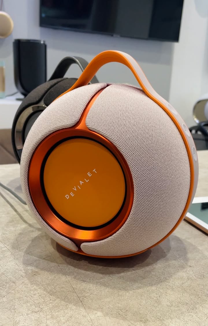 ???? TRAO TAY SẮC HỒNG ĐỘC BẢN: DEVIALET MANIA ROSE BLOOM CHO ANH KHÁCH VIP! ???? Cảm ơn anh khách quý đã tin tưởng chọn shop để "rước" ngay tuyệt phẩm loa di động thời thượng nhất từ nước Pháp – Devialet Mania phiên bản Rose Bloom! Một sự lựa chọn không chỉ khẳng định gu âm thanh tinh tế mà còn thể hiện mắt thẩm mỹ cực kỳ có tầm của anh khi tạo điểm nhấn cho không gian sống. ????????✨ ???? DEVIALET MANIA ROSE BLOOM – KHI CÔNG NGHỆ ÂM THANH KẾT DUYÊN CÙNG THỜI TRANG CAO CẤP: ???? Sắc hồng Rose Bloom cuốn hút: Tông màu hồng tro/hồng pastel nhẹ nhàng, thanh lịch được dệt tỉ mỉ trên lớp vải cao cấp, kết hợp cùng quai xách công thái học tạo nên vẻ đẹp sang trọng tựa một chiếc túi hàng hiệu xa xỉ. ???? Âm thanh Stereo 360° thích ứng (ASC): Hệ thống 4 micro tự động quét không gian xung quanh trong vài giây để tối ưu âm học theo thời gian thực – dù đặt giữa phòng hay góc tường, âm thanh vẫn lan tỏa tròn đầy, tách bạch. ???? Nội lực bass đáng kinh ngạc: Sở hữu 4 củ loa toàn dải cùng 2 củ loa siêu trầm (woofer) đối xứng push-push, mang lại dải trầm uy lực, sâu lắng đặc trưng của Devialet mà không hề gây rung lắc thân loa. ???? Tự do di chuyển suốt ngày dài: Thời lượng pin lên đến 10 giờ bền bỉ, dễ dàng đồng hành cùng những buổi tiệc trà, chill cuối tuần từ phòng khách, ban công ra đến sân vườn. ???? Kháng nước chuẩn IPX4: Thoải mái tận hưởng âm nhạc mà không lo ngại những giọt nước bắn bất chợt. Chúc anh sẽ có những phút giây thư giãn thật thăng hoa, ngập tràn cảm xúc cùng chất âm đỉnh cao của Devialet Mania Rose Bloom! ???????? Các phiên bản màu sắc độc đáo của Devialet Mania luôn sẵn sàng trên kệ để phục vụ anh chị em yêu cái đẹp và âm thanh hi-end. ???? Inbox ngay cho Page để nhận tư vấn chi tiết và chính sách ưu đãi tri ân khách hàng! Inbox shop để nhận tư vấn chi tiết và ưu đãi tốt nhất hôm nay! ???? Anh/chị nào ở TP HCM muốn trải nghiệm sản phẩm? ???? Liên hệ ngay Shop Cello để được tư vấn và giao tận nơi! ???? Inbox ngay cho Cello để được tư vấn thêm các sản phẩm nhé! ------------------------------- ©️Cello Technology ???? 13 Nguyễn Văn Tráng, Phường Bến Thành, Quận 1, TP.HCM ???? 0888054168 ???? www.cello.vn ???? support@cello.vn bình luận để Cello tư vấn chi tiết và báo giá ưu đãi nhất cho bạn #Devialet #DevialetMania #ManiaRoseBloom #RoseBloom #HiEndAudio #Audiophile #PortableSpeaker #ChotDon #KhachVIP #ChinhHang