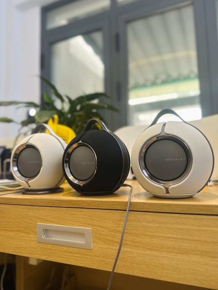 CHỐT ĐƠN “KHỦNG” ĐẦU TUẦN: BÀN GIAO TRỌN COMBO 3 CHIẾC DEVIALET MANIA VỀ VỚI CHỊ KHÁCH TÂN BÌNH! ???????????? Độ chịu chơi của các tín đồ âm thanh hi-end nhà Cello quả thực chưa bao giờ làm chúng ta thất vọng! Chiều nay, Cello vừa hoàn tất khâu chuẩn bị để bàn giao nóng set quà tặng/trải nghiệm cực kỳ đẳng cấp gồm 3 chiếc Devialet Mania kèm full combo 3 bao đựng chống sốc Devialet Cocoon cho một chị khách VIP tại Tân Bình. Chị chia sẻ cần set-up âm thanh linh hoạt cho các không gian khác nhau trong nhà: từ phòng ngủ, phòng làm việc cho đến góc ban công ngắm phố. Thay vì những hệ thống dây nhợ rườm rà, Mania chính là lời giải hoàn hảo vừa thỏa mãn đôi tai khó tính, vừa nâng tầm thẩm mỹ nội thất. Đặc biệt, chị còn chọn đủ các phiên bản cá tính cùng túi Cocoon xịn sò để tiện mang theo trong những chuyến du lịch, nghỉ dưỡng cuối tuần. ???? VÌ SAO DEVIALET MANIA LUÔN LÀ LỰA CHỌN SỐ 1 CHO KHÔNG GIAN SỐNG HIỆN ĐẠI? Âm thanh Stereo 360° tự động thích ứng: Công nghệ ASC quét không gian phòng theo thời gian thực, đặt loa ở góc tường hay chính giữa bàn tiệc đều cho trường âm chuẩn chỉnh và đầy đặn. Âm trầm vượt chuẩn loa di động: 4 củ loa toàn dải cùng 2 woofer đối xứng tái hiện dải bass sâu, chắc gọn trứ danh của Devialet mà không gây rung lắc bề mặt. Thời trang & Tiện nghi: Thiết kế quai xách sang chảnh, chuẩn kháng nước IPX4, pin bền bỉ đến 10 giờ nghe nhạc liên tục. Phụ kiện Devialet Cocoon chính hãng: Vừa vặn từng milimet, bảo vệ loa tối ưu khi di chuyển mà vẫn giữ nguyên đẳng cấp thượng lưu. ???? Toàn bộ 3 bộ máy nguyên seal chính hãng đã được đội ngũ kỹ thuật Cello kiểm tra kỹ lưỡng, kích hoạt bảo hành điện tử và lên đường bàn giao, hướng dẫn kết nối multi-room tận nơi cho chị khách. ???? Cello xin gửi lời cảm ơn chân thành nhất đến chị khách Tân Bình đã tin tưởng tuyệt đối vào chất lượng sản phẩm và dịch vụ của Cello! ???? Anh/chị đang muốn nâng cấp trải nghiệm âm thanh cá nhân hoặc tìm kiếm set loa sang xịn cho gia đình, inbox ngay cho Cello để được tư vấn và hỗ trợ giao hàng hỏa tốc nhé! ???? Anh/chị nào ở TP HCM muốn trải nghiệm sản phẩm? ???? Liên hệ ngay Shop Cello để được tư vấn và giao tận nơi! ???? Inbox ngay cho Cello để được tư vấn thêm các sản phẩm nhé! ------------------------------- ©️Cello Technology ???? 13 Nguyễn Văn Tráng, Phường Bến Thành, Quận 1, TP.HCM ???? 0888054168 ???? www.cello.vn ???? support@cello.vn bình luận để Cello tư vấn chi tiết và báo giá ưu đãi nhất cho bạn ???? Trải nghiệm trực tiếp tại showroom Cello #Cello #Devialet #DevialetMania #ManiaCocoon #BanGiaoTanNoi #TanBinh #HiEndAudio #PortableSpeaker #LoaDiDong #AmThanhDinhCao
