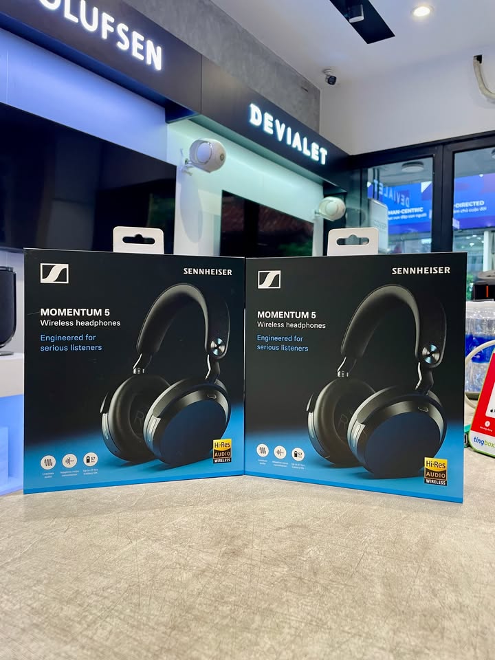 VÌ SAO SENNHEISER MOMENTUM 5 WIRELESS VẪN LÀ "TƯỢNG ĐÀI" TAI NGHE KHÔNG DÂY? ????✨???????? Kể từ ngày Sennheiser Momentum 5 Wireless chính thức trình làng, sức hút của mẫu tai nghe flagship này tại Cello vẫn chưa hề có dấu hiệu hạ nhiệt! Nếu những ngày đầu ra mắt người ta tò mò về thiết kế hay những thông số kỹ thuật mới, thì sau những ngày đồng hành thực tế trên tai của hàng trăm khách hàng và audiophile khó tính, Momentum 5 đã chứng minh đẳng cấp khác biệt bằng chính trải nghiệm âm thanh thuần khiết chuẩn Đức. ???? NHỮNG ĐIỂM KHIẾN MOMENTUM 5 WIRELESS "ĐÁNG TIỀN ĐẾN TỪNG XU" SAU THỜI GIAN DÀI TRẢI NGHIỆM: Chất âm Signature chuẩn audiophile: Hệ thống củ loa cao cấp độc quyền tái tạo âm thanh cân bằng mẫu mực. Dải trầm xuống sâu, gọn gàng, dải mid ngọt ngào tự nhiên và dải treble tơi nhuyễn – nghe tạp, jazz, pop hay giao hưởng đều cực kỳ cuốn hút. Chống ồn chủ động thích ứng (Adaptive ANC) thế hệ mới: Tự động tối ưu theo tiếng ồn môi trường xung quanh, mang lại không gian tĩnh lặng tuyệt đối dù bạn đang ngồi quán cà phê đông đúc hay trên những chuyến bay dài mà không gây cảm giác bí tai. Đàm thoại trong trẻo, khử tạp âm vượt trội: Hệ thống micro định chùm sóng đa hướng bắt trọn giọng nói rõ ràng, phục vụ hoàn hảo cho công việc và những cuộc họp trực tuyến. Cảm giác đeo êm ái suốt ngày dài: Đệm tai và đệm đầu êm ái, lực kẹp vừa vặn, không gây cấn đau kể cả khi làm việc hay thư giãn liên tục nhiều giờ liền. Thời lượng pin bền bỉ ấn tượng: Nghe nhạc xuyên suốt nhiều ngày mà không cần lo lắng về việc sạc lại giữa chừng. ???? HÀNG LUÔN SẴN KỆ – ĐẦY ĐỦ PHIÊN BẢN MÀU TẠI CELLO! Sau giai đoạn hàng về nhỏ giọt ở những tuần đầu, hiện Cello đã chuẩn bị sẵn lượng máy nguyên seal chính hãng để phục vụ anh em ngay lập tức. ???? Đặc quyền khi mua Sennheiser tại Cello: Cam kết chính hãng 100%, bảo hành tiêu chuẩn từ nhà phân phối chính thức. Trải nghiệm trực tiếp không gian nghe nhạc thực tế tại showroom. Hỗ trợ cân chỉnh EQ, kết nối ứng dụng và giao hàng hỏa tốc trong ngày. ???? Bạn đang tìm kiếm một chiếc tai nghe over-ear chống ồn đỉnh cao cho công việc và đam mê âm nhạc? Inbox ngay cho Cello để nhận báo giá ưu đãi và giữ máy nhé! ???? Liên hệ ngay Shop Cello để được tư vấn và giao tận nơi! ???? Inbox ngay cho Cello để được tư vấn thêm các sản phẩm nhé! ------------------------------- ©️Cello Technology ???? 13 Nguyễn Văn Tráng, Phường Bến Thành, Quận 1, TP.HCM ???? 0888054168 ???? www.cello.vn ???? support@cello.vn bình luận để Cello tư vấn chi tiết và báo giá ưu đãi nhất cho bạn ???? Trải nghiệm trực tiếp tại showroom Cello #Cello #Sennheiser #Momentum5 #Momentum5Wireless #SennheiserMomentum #OverEarHeadphones #ANC #HiResAudio #TaiNgheChinhHang