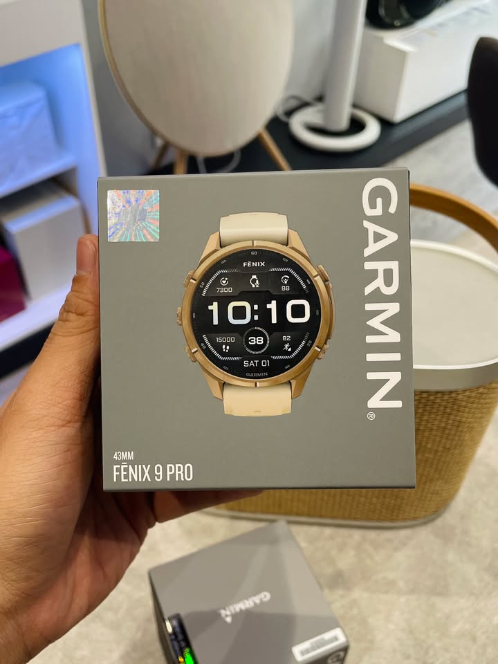 SIÊU PHẨM ĐƯỢC CHỜ ĐỢI NHẤT ĐÃ CẬP BẾN: GARMIN FĒNIX 9 & FĒNIX 9 PRO CHÍNH THỨC CÓ MẶT TẠI CELLO! ????️⚡⌚ Cầm trên tay những hộp máy nguyên seal đầu tiên vừa hạ cánh tại Cello mà cảm giác phấn khích tột độ! Sau bao ngày ngóng chờ từ cộng đồng chạy bộ, bơi lội, leo núi và thể thao ngoài trời, dòng đồng hồ thể thao đa môn đỉnh chóp Garmin Fēnix 9 Series đã chính thức sẵn sàng phục vụ anh em! Đợt hàng đầu tiên này Cello về đủ cả phiên bản tiêu chuẩn lẫn Pro với các phối màu cực phẩm trên hình: Fēnix 9 (47mm) Black: Đen nam tính, tối giản, mạnh mẽ chuẩn chất thể thao. Fēnix 9 Pro (47mm) Black & Orange: Hai tông màu đậm chất dã ngoại mạo hiểm – đặc biệt bản dây cam phối viền kim loại cực kỳ nổi bật và hút mắt trên cổ tay. Fēnix 9 Pro (43mm) Gold/Cream: Thiết kế sang chảnh, tinh tế, vừa vặn hoàn hảo cho các bạn nữ hoặc anh em có cổ tay vừa và nhỏ muốn sở hữu đầy đủ sức mạnh của dòng Pro. ???? NHỮNG NÂNG CẤP ĐÁNG GIÁ TRÊN GARMIN FĒNIX 9 / PRO: Màn hình hiển thị đỉnh cao: Rõ nét xuất sắc dưới ánh nắng gay gắt, tối ưu thao tác mượt mà trong mọi điều kiện thời tiết. Định vị đa băng tần Multi-Band GNSS: Bắt sóng cực nhanh và chính xác từng mét ngay cả dưới tán rừng rậm rạp hay giữa các tòa nhà cao tầng. Cảm biến sức khỏe & thể lực thế hệ mới: Theo dõi nhịp tim chuyên sâu, ECG, độ bão hòa oxy, giấc ngủ, chỉ số phục hồi và hiệu suất luyện tập theo thời gian thực. Bản đồ Topo đa sắc & Đèn pin LED tích hợp: Đồng hành an toàn trên từng cung trek đêm, trail hay các giải chạy Ultra. Thời lượng pin “trâu bò” trứ danh: Đảm bảo duy trì nhiều tuần liền ở chế độ smartwatch và hàng chục giờ GPS liên tục. ???? HÀNG SẴN GIAO NGAY – SỐ LƯỢNG LÔ ĐẦU CÓ HẠN! Anh em muốn trở thành những người đầu tiên trên tay và trải nghiệm siêu phẩm Garmin Fēnix 9 Series thì nhanh tay nhắn cho Cello nhé! ???? Đặc quyền khi mua Garmin tại Cello: Cam kết chính hãng 100%, bảo hành chuẩn hãng Garmin Việt Nam. Hỗ trợ dán màn hình, hướng dẫn cài đặt dữ liệu cá nhân & chuyển đổi dữ liệu từ đồng hồ cũ sang từ A-Z. Trả góp 0% linh hoạt, giao hàng hỏa tốc toàn quốc. ???? Inbox ngay cho Cello để nhận báo giá chi tiết và chốt size/màu yêu thích trước khi đợt 1 hết hàng! ???? Anh/chị nào ở TP HCM muốn trải nghiệm sản phẩm? ???? Liên hệ ngay Shop Cello để được tư vấn và giao tận nơi! ???? Inbox ngay cho Cello để được tư vấn thêm các sản phẩm nhé! ------------------------------- ©️Cello Technology ???? 13 Nguyễn Văn Tráng, Phường Bến Thành, Quận 1, TP.HCM ???? 0888054168 ???? www.cello.vn ???? support@cello.vn bình luận để Cello tư vấn chi tiết và báo giá ưu đãi nhất cho bạn ???? Trải nghiệm trực tiếp tại showroom Cello #Cello #Garmin #GarminFenix9 #Fenix9 #Fenix9Pro #GarminVietnam #Smartwatch #TrailRunning #Marathon #UltraTrail #OutdoorWatch #HangMoiVe