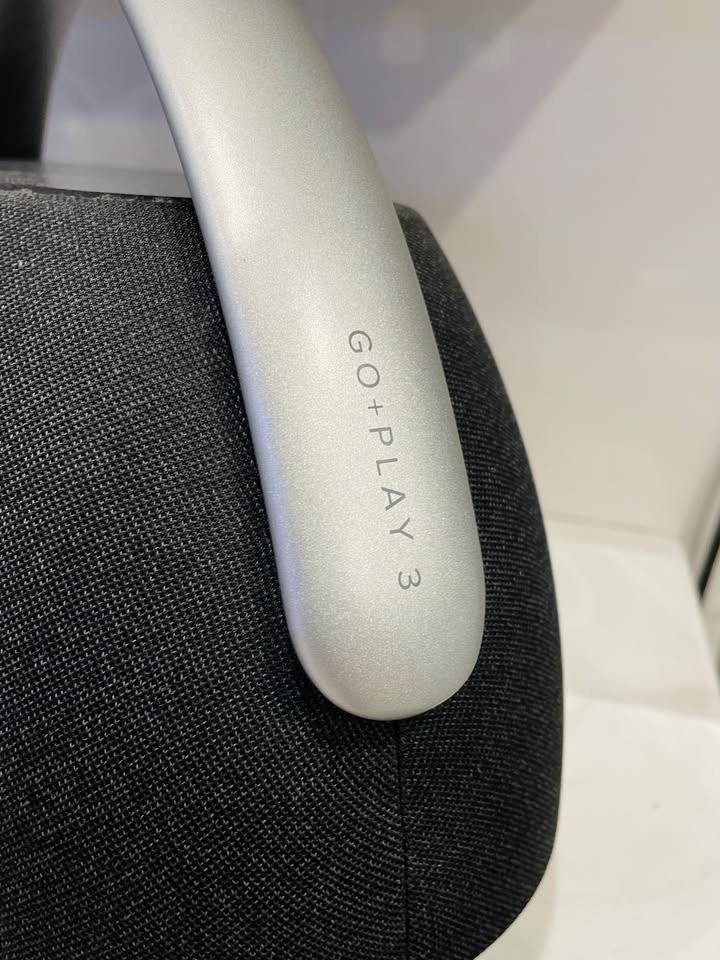 ???? BIỂU TƯỢNG ÂM THANH TÁI XUẤT: HARMAN KARDON GO + PLAY 3 – UY LỰC VÀ ĐẲNG CẤP! ???? Nếu là tín đồ của dải trầm uy lực, thiết kế bán nguyệt sang trọng thì chắc chắn dòng Go + Play đã quá quen thuộc. Với thế hệ Harman Kardon Go + Play 3, huyền thoại này đã có màn lột xác ngoạn mục từ ngoại hình đến nội lực âm thanh bên trong! ????✨ ???? NHỮNG ĐIỂM NÂNG CẤP ĐÁNG GIÁ TRÊN GO + PLAY 3: ???? Chất âm 3 đường tiếng (3-Way Speaker): Cấu hình củ loa cải tiến vượt bậc mang đến dải trung ngọt ngào, dải cao sáng rõ, kết hợp cùng subwoofer đánh úp gầm (down-firing) tái hiện dải bass sâu thẳm, uy lực và dứt khoát đặc trưng của nhà Harman Kardon. ????️ Công suất khủng 160W: Dư sức lấp đầy không gian phòng khách lớn hay những buổi tiệc ấm cúng, âm thanh lan tỏa tròn đầy mà không hề bị méo tiếng ở mức âm lượng cao. ✨ Thiết kế sang trọng, thời thượng: Mặt trên hoàn thiện bằng kính cảm ứng cường lực tinh tế, quai xách nhôm tái chế chắc chắn cùng lớp vải dệt cao cấp bao phủ thân loa – biến chiếc loa thành một món đồ nội thất decor chuẩn gu. ???? Tự động cân chỉnh âm học môi trường: Mỗi khi đổi vị trí đặt loa, hệ thống micro tích hợp sẽ tự đo đạc không gian để tối ưu chất âm chuẩn xác nhất theo thời gian thực. ???? Thời lượng pin lên đến 8 giờ: Thoải mái mang theo từ phòng khách, phòng ngủ ra ban công hay những buổi dã ngoại nhẹ nhàng. ???? Tích hợp micro đàm thoại kép: Thu âm rõ nét, khử ồn môi trường hiệu quả để thực hiện các cuộc gọi rảnh tay cực kỳ tiện lợi. ???? Hàng chính hãng nguyên seal, đầy đủ 2 phiên bản màu: Black (Đen huyền bí) và Grey (Xám thanh lịch) sẵn sàng phục vụ anh chị em! ???? Anh/chị nào ở TP HCM muốn trải nghiệm sản phẩm? ???? Liên hệ ngay Shop Cello để được tư vấn và giao tận nơi! ???? Inbox ngay cho Cello để được tư vấn thêm các sản phẩm nhé! ------------------------------- ©️Cello Technology ???? 13 Nguyễn Văn Tráng, Phường Bến Thành, Quận 1, TP.HCM ???? 0888054168 ???? www.cello.vn ???? support@cello.vn bình luận để Cello tư vấn chi tiết và báo giá ưu đãi nhất cho bạn #HarmanKardon #GoPlay3 #HarmanKardonGoPlay3 #BluetoothSpeaker #LoaDiDong #HiEndAudio #InteriorDesign #ChinhHang