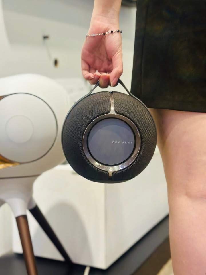 BÀN GIAO SIÊU PHẨM DI ĐỘNG DEVIALET MANIA TẬN TAY CHỊ KHÁCH TẠI BÌNH DƯƠNG! ???????????? Chiều nay, đội ngũ Cello vừa có chuyến "du ngoạn" ngắn sang Bình Dương để giao nóng chiếc loa di động hi-end Devialet Mania cho một chị khách vô cùng xinh đẹp và sành điệu! Chị chia sẻ đã mê mẩn chất âm cùng thiết kế quả cầu tương lai của Devialet từ lâu. Cần một chiếc loa nhỏ gọn, linh hoạt để dễ dàng mang từ phòng khách, phòng ngủ ra đến ban công thư giãn cuối tuần, chị đã chấm ngay em Mania này mà không cần đắn đo nhiều. Và khoảnh khắc mở hộp, đặt loa vào không gian nhà chị rồi bật bản nhạc acoustic quen thuộc... cả gian phòng lập tức ngập tràn âm thanh 360 độ sống động! Công nghệ ASC (Active Stereo Calibration) tự động quét phòng và tối ưu hóa âm trường chuẩn xác chỉ trong vài giây. Dải bass sâu, chắc gọn đặc trưng nhà Devialet dù kích thước cực kỳ nhỏ gọn. Thiết kế quai xách sang trọng, vừa là thiết bị âm thanh đỉnh cao vừa như một món đồ decor đắt giá trong không gian hiện đại. ???? Cello xin gửi lời cảm ơn chân thành đến chị khách Bình Dương vì đã tin tưởng dịch vụ giao hàng, cài đặt và hướng dẫn sử dụng tận nơi của Cello! Chúc chị có những phút giây thư giãn thật tuyệt vời cùng âm nhạc mỗi ngày. Dù bạn ở nội thành TP.HCM hay các tỉnh lân cận như Bình Dương, Đồng Nai,... Cello luôn hỗ trợ giao hàng an toàn, bàn giao chuẩn chỉnh tận tay để quý khách an tâm tuyệt đối! ???? Inbox ngay cho Cello để rước "em bé hạt tiêu" Devialet Mania về không gian sống của bạn nhé! CELLO - THIẾT BỊ CÔNG NGHỆ & ÂM THANH CHÍNH HÃNG ???? Website: cello.vn ???? Showroom trải nghiệm & Dịch vụ giao hàng tận nơi chuyên nghiệp ???? Anh/chị nào ở TP HCM muốn trải nghiệm sản phẩm? ???? Liên hệ ngay Shop Cello để được tư vấn và giao tận nơi! ???? Inbox ngay cho Cello để được tư vấn thêm các sản phẩm nhé! ------------------------------- ©️Cello Technology ???? 13 Nguyễn Văn Tráng, Phường Bến Thành, Quận 1, TP.HCM ???? 0888054168 ???? www.cello.vn ???? support@cello.vn bình luận để Cello tư vấn chi tiết và báo giá ưu đãi nhất cho bạn ???? Trải nghiệm trực tiếp tại showroom Cello #Cello #Devialet #DevialetMania #BanGiaoTanNoi #BinhDuong #HiEndAudio #PortableSpeaker #LoaDiDong