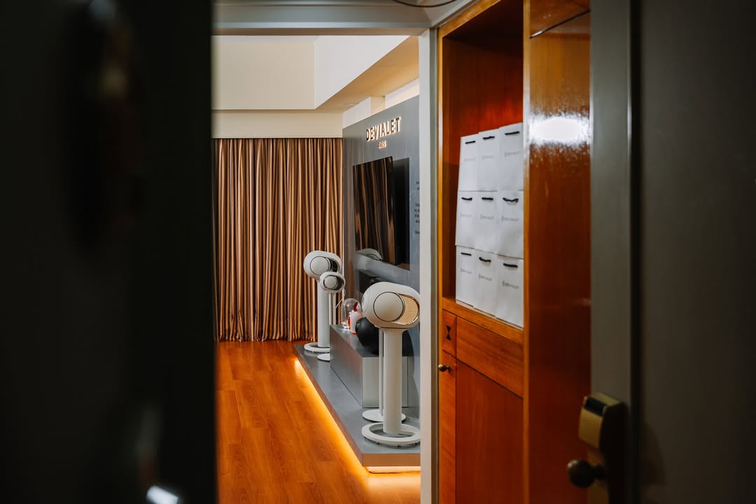 NGÀY ĐẦU TIÊN TẠI AVSHOW 2026: GIAN HÀNG DEVIALET x CELLO ĐÃ SẴN SÀNG CHÀO ĐÓN ANH EM! ????????⚡ Sáng nay, kỳ triển lãm thiết bị nghe nhìn lớn nhất năm – AVShow 2026 đã chính thức mở màn tại Khách sạn Prince Saigon! Không khí ngày đầu tiên đang nóng hơn bao giờ hết, và phòng trải nghiệm của Cello x Devialet tại Lầu 3 – Phòng 305 đã chính thức lên đèn, setup chỉn chu và đón những lượt khách tham quan đầu tiên ghé thăm. Đến với không gian của Cello hôm nay, anh em sẽ được: "Chạm" vào chất âm uy lực chuẩn hi-end đến từ những siêu phẩm đình đám của Devialet – cảm nhận từng nhịp bass đập rung chuyển không gian nhưng vẫn giữ độ chi tiết, mượt mà đáng kinh ngạc. Tận mắt chiêm ngưỡng các tuyệt tác công nghệ âm thanh lần đầu tiên xuất hiện tại Việt Nam cùng hàng loạt tên tuổi âm thanh quốc tế lớn tại triển lãm. Giao lưu, test nhạc thả ga cùng đội ngũ kỹ thuật Cello luôn túc trực, sẵn sàng chia sẻ và chia sẻ sâu hơn về các giải pháp âm thanh cao cấp. Sự kiện diễn ra liên tục từ hôm nay đến hết Chủ Nhật (11/09 – 13/09/2026). Anh em đang dạo phố đi bộ hay đang lên lịch cuối tuần thì ghé ngay phòng 305 để cùng Cello "thẩm âm" và đắm chìm trong không gian âm nhạc đỉnh cao nhé! ???? Vị trí: Lầu 3 – Phòng 305 (Gian hàng Devialet) ???? Địa điểm: Khách sạn Prince Saigon – 63 Nguyễn Huệ, Quận 1, TP.HCM ???? Thời gian: 11/09 – 13/09/2026 Hẹn gặp mọi người tại Phòng 305 hôm nay! ✨ ???? Anh/chị nào ở TP HCM muốn trải nghiệm sản phẩm? ???? Liên hệ ngay Shop Cello để được tư vấn và giao tận nơi! ???? Inbox ngay cho Cello để được tư vấn thêm các sản phẩm nhé! ------------------------------- ©️Cello Technology ???? 13 Nguyễn Văn Tráng, Phường Bến Thành, Quận 1, TP.HCM ???? 0888054168 ???? www.cello.vn ???? support@cello.vn bình luận để Cello tư vấn chi tiết và báo giá ưu đãi nhất cho bạn #Cello #Devialet #AVShow2026 #Day1 #PrinceSaigon #HiEndAudio #AudioPhile
