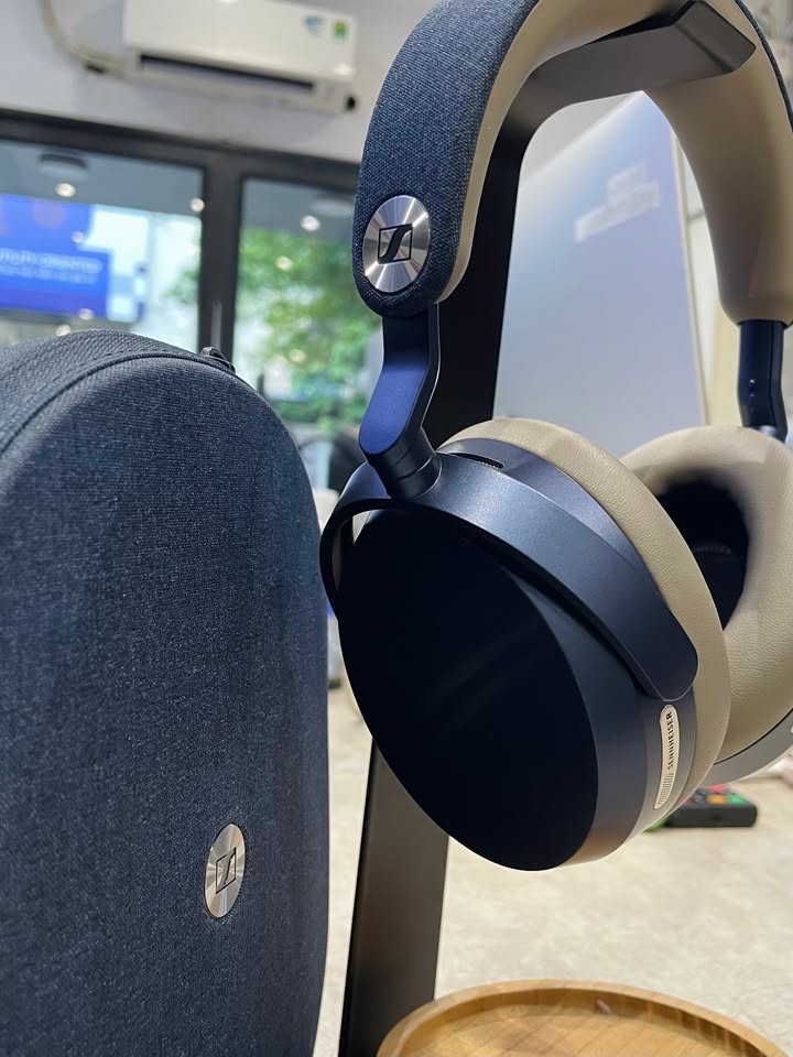 VÌ SAO SENNHEISER MOMENTUM 5 WIRELESS VẪN LÀ "TƯỢNG ĐÀI" TAI NGHE KHÔNG DÂY? ????✨???????? Kể từ ngày Sennheiser Momentum 5 Wireless chính thức trình làng, sức hút của mẫu tai nghe flagship này tại Cello vẫn chưa hề có dấu hiệu hạ nhiệt! Nếu những ngày đầu ra mắt người ta tò mò về thiết kế hay những thông số kỹ thuật mới, thì sau những ngày đồng hành thực tế trên tai của hàng trăm khách hàng và audiophile khó tính, Momentum 5 đã chứng minh đẳng cấp khác biệt bằng chính trải nghiệm âm thanh thuần khiết chuẩn Đức. ???? NHỮNG ĐIỂM KHIẾN MOMENTUM 5 WIRELESS "ĐÁNG TIỀN ĐẾN TỪNG XU" SAU THỜI GIAN DÀI TRẢI NGHIỆM: Chất âm Signature chuẩn audiophile: Hệ thống củ loa cao cấp độc quyền tái tạo âm thanh cân bằng mẫu mực. Dải trầm xuống sâu, gọn gàng, dải mid ngọt ngào tự nhiên và dải treble tơi nhuyễn – nghe tạp, jazz, pop hay giao hưởng đều cực kỳ cuốn hút. Chống ồn chủ động thích ứng (Adaptive ANC) thế hệ mới: Tự động tối ưu theo tiếng ồn môi trường xung quanh, mang lại không gian tĩnh lặng tuyệt đối dù bạn đang ngồi quán cà phê đông đúc hay trên những chuyến bay dài mà không gây cảm giác bí tai. Đàm thoại trong trẻo, khử tạp âm vượt trội: Hệ thống micro định chùm sóng đa hướng bắt trọn giọng nói rõ ràng, phục vụ hoàn hảo cho công việc và những cuộc họp trực tuyến. Cảm giác đeo êm ái suốt ngày dài: Đệm tai và đệm đầu êm ái, lực kẹp vừa vặn, không gây cấn đau kể cả khi làm việc hay thư giãn liên tục nhiều giờ liền. Thời lượng pin bền bỉ ấn tượng: Nghe nhạc xuyên suốt nhiều ngày mà không cần lo lắng về việc sạc lại giữa chừng. ???? HÀNG LUÔN SẴN KỆ – ĐẦY ĐỦ PHIÊN BẢN MÀU TẠI CELLO! Sau giai đoạn hàng về nhỏ giọt ở những tuần đầu, hiện Cello đã chuẩn bị sẵn lượng máy nguyên seal chính hãng để phục vụ anh em ngay lập tức. ???? Đặc quyền khi mua Sennheiser tại Cello: Cam kết chính hãng 100%, bảo hành tiêu chuẩn từ nhà phân phối chính thức. Trải nghiệm trực tiếp không gian nghe nhạc thực tế tại showroom. Hỗ trợ cân chỉnh EQ, kết nối ứng dụng và giao hàng hỏa tốc trong ngày. ???? Bạn đang tìm kiếm một chiếc tai nghe over-ear chống ồn đỉnh cao cho công việc và đam mê âm nhạc? Inbox ngay cho Cello để nhận báo giá ưu đãi và giữ máy nhé! ???? Liên hệ ngay Shop Cello để được tư vấn và giao tận nơi! ???? Inbox ngay cho Cello để được tư vấn thêm các sản phẩm nhé! ------------------------------- ©️Cello Technology ???? 13 Nguyễn Văn Tráng, Phường Bến Thành, Quận 1, TP.HCM ???? 0888054168 ???? www.cello.vn ???? support@cello.vn bình luận để Cello tư vấn chi tiết và báo giá ưu đãi nhất cho bạn ???? Trải nghiệm trực tiếp tại showroom Cello #Cello #Sennheiser #Momentum5 #Momentum5Wireless #SennheiserMomentum #OverEarHeadphones #ANC #HiResAudio #TaiNgheChinhHang