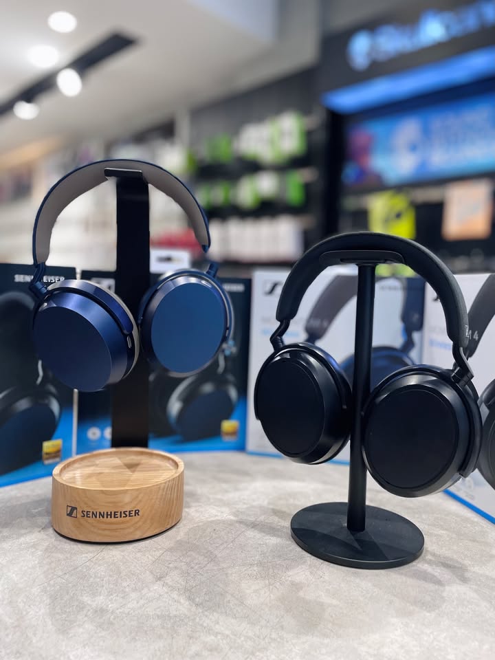 CHỌN "KẺ HỦY DIỆT PIN" MOMENTUM 4 HAY NÂNG CẤP LÊN MOMENTUM 5 WIRELESS? ???????? Nhắc đến tai nghe chống ồn phân khúc cao cấp, Sennheiser Momentum luôn là cái tên khiến dân nghiền âm thanh phải gật gù. Nhưng giữa một Momentum 4 đã quá toàn diện và tân binh Momentum 5 vừa xuất hiện, đâu mới là lựa chọn chuẩn xác cho bạn? 1. Sennheiser Momentum 4 Wireless – Sự lựa chọn thực dụng và kinh tế Pin 60 giờ vô đối: Mức pin “trâu bò” nhất phân khúc, nghe cả tuần làm việc hoặc bay xuyên lục địa mà không cần bận tâm đến củ sạc. Chất âm đậm chất Đức: Dải bass đánh chắc, sâu, mid mượt mà và âm trường rộng mở, chơi tạp tốt mọi thể loại nhạc từ Pop, Ballad đến EDM. Mức giá cực hời: Ở thời điểm hiện tại, giá của Momentum 4 đã hạ nhiệt rất nhiều, trở thành món đầu tư "ngon - bổ - đỉnh" cho người mê âm thanh chất lượng cao. 2. Sennheiser Momentum 5 Wireless – Bước nhảy vọt về công nghệ và đàm thoại Hệ thống 8 micro chống ồn: Nâng cấp gấp đôi số lượng micro giúp lọc ồn chủ động (ANC) thông minh hơn, triệt tiêu tạp âm văn phòng hay tiếng còi xe ngoài phố vượt trội. Chuẩn âm thanh Lossless thế hệ mới: Tích hợp Bluetooth 5.4, hỗ trợ aptX Lossless và Snapdragon Sound, tái tạo âm thanh không dây tiệm cận chuẩn phòng thu. Âm thanh không gian Dolby Atmos: Tính năng theo dõi chuyển động đầu (head-tracking) mang lại trải nghiệm xem phim, nghe nhạc đa chiều sống động như thật. Pin bền bỉ 57 giờ: Vẫn duy trì thời lượng sử dụng cực khủng, kèm khả năng nghe nhạc độ phân giải cao trực tiếp qua cáp Type-C. ???? Anh/chị nào ở TP HCM muốn trải nghiệm sản phẩm? ???? Liên hệ ngay Shop Cello để được tư vấn và giao tận nơi! ???? Inbox ngay cho Cello để được tư vấn thêm các sản phẩm nhé! ------------------------------- ©️Cello Technology ???? 13 Nguyễn Văn Tráng, Phường Bến Thành, Quận 1, TP.HCM ???? 0888054168 ???? www.cello.vn ???? support@cello.vn bình luận để Cello tư vấn chi tiết và báo giá ưu đãi nhất cho bạn