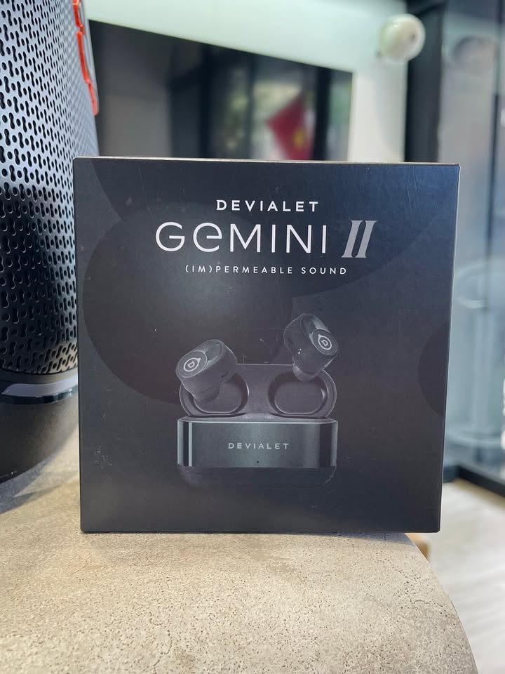 ???? LÔ HÀNG MỚI CẬP BẾN: DEVIALET GEMINI II CHÍNH THỨC TRỞ LẠI KỆ! ???? Sau những ngày "cháy hàng" liên tục, siêu phẩm True Wireless Hi-End đến từ nước Pháp – Devialet Gemini II – đã chính thức về thêm để phục vụ các tín đồ mê âm thanh đỉnh cao! ????????✨ Đặc biệt, đợt hàng này chào đón sự xuất hiện của 2 sắc màu mới toanh cực kỳ sang trọng và cuốn hút: ???? Light Pearl (Trắng Ngọc Trai): Tinh khôi, thanh lịch với tông trắng lì mềm mại tựa gốm sứ. ???? Deep Forest (Xanh Rừng Sâu): Huyền bí, độc bản với sắc xanh trầm sâu thẳm ẩn hiện dưới ánh sáng. ???? VÌ SAO DEVIALET GEMINI II LUÔN ĐƯỢC SĂN ĐÓN? ???? Chất âm chuẩn audiophile: Driver titan 10mm phủ PVD mang đến dải trầm uy lực mang tính biểu tượng của Devialet, kết hợp trung âm và dải cao bóc tách trong trẻo. ???? Chống ồn Devialet ANC™ thế hệ mới: Tự động điều chỉnh thích ứng theo cấu trúc vòm tai, triệt tiêu tiếng ồn vượt trội mà không gây bí hay đau màng nhĩ. ???? Công nghệ AWR (Active Wind Reduction): Khắc chế hoàn toàn tiếng gió rít khi di chuyển ngoài trời, giữ trọn vẹn chất lượng đàm thoại và thưởng thức âm nhạc. ⚡ Kết nối mượt mà: Bluetooth 5.2 đa điểm (Multipoint), chuyển đổi linh hoạt giữa 2 thiết bị tức thì cùng codec aptX cao cấp. ????️ Thiết kế công thái học đỉnh cao: Nhỏ gọn hơn 40% so với thế hệ đầu, đeo êm ái, bám tai tuyệt đối cho cả ngày dài. ???? ĐỦ CÁC PHIÊN BẢN SẴN SÀNG TẠI SHOP: ???? Light Pearl (Màu mới) ???? Deep Forest (Màu mới) ⚫ Matte Black ⚪ Iconic White ???? Opéra de Paris (Bản dát vàng 24K xa xỉ) ???? Inbox ngay cho Page để giữ màu yêu thích và nhận ưu đãi tốt nhất. ???? Anh/chị nào ở TP HCM muốn trải nghiệm sản phẩm? ???? Liên hệ ngay Shop Cello để được tư vấn và giao tận nơi! ???? Inbox ngay cho Cello để được tư vấn thêm các sản phẩm nhé! ------------------------------- ©️Cello Technology ???? 13 Nguyễn Văn Tráng, Phường Bến Thành, Quận 1, TP.HCM ???? 0888054168 ???? www.cello.vn ???? support@cello.vn bình luận để Cello tư vấn chi tiết và báo giá ưu đãi nhất cho bạn #Devialet #DevialetGeminiII #Gemini2 #LightPearl #DeepForest #TrueWireless #HiEndAudio #Audiophile #Restock