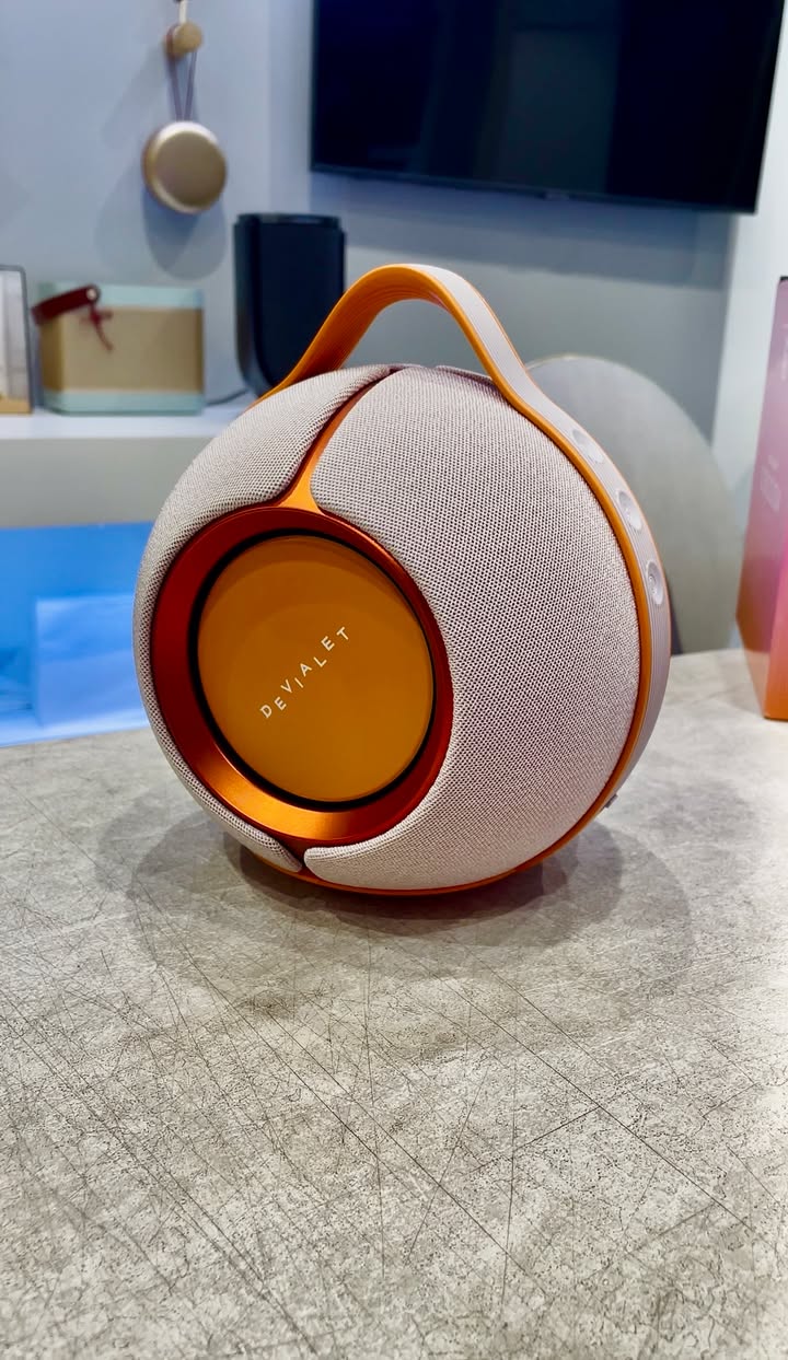 HOẢ TỐC NGÀY MƯA BÃO DEVIALET MANIA ROSE BLOOM ĐÃ KỊP CẬP BẾN QUẬN 12 ????✨ Khi anh khách VIP chốt đơn vì trót say đắm vẻ thanh lịch của sắc hồng Rose Bloom, cả team lập tức kích hoạt chế độ "bàn giao thần tốc" để em nó về tận tay chủ nhân trong thời gian sớm nhất. Nhắc đến dòng loa di động cao cấp, Devialet Mania - Phiên bản Sunset Rose / Rose Bloom luôn là cái tên khiến giới mộ điệu phải trầm trồ: Âm trường stereo 360° mở rộng: Tự động cân chỉnh âm học theo không gian phòng với công nghệ ASC độc quyền. Chất âm đậm chất Devialet: Dải bass uy lực, sâu lắng cùng âm mid/treble ngọt ngào, chi tiết. Gu thẩm mỹ tinh tế: Sắc hồng ánh hoàng hôn trang nhã, không chỉ là thiết bị âm thanh đỉnh cao mà còn là món đồ décor khẳng định đẳng cấp gia chủ. Chân thành cảm ơn anh [Tên khách] tại Quận 12 đã luôn tin tưởng và lựa chọn đồng hành cùng shop giữa rất nhiều sự lựa chọn ngoài kia. Chúc anh có những phút giây thư giãn tuyệt vời bên không gian âm nhạc đẳng cấp! ???? Liên hệ ngay Shop Cello để được tư vấn và giao tận nơi! ???? Inbox ngay cho Cello để được tư vấn thêm các sản phẩm nhé! ------------------------------- ©️Cello Technology ???? 13 Nguyễn Văn Tráng, Phường Bến Thành, Quận 1, TP.HCM ???? 0888054168 ???? www.cello.vn ???? support@cello.vn bình luận để Cello tư vấn chi tiết và báo giá ưu đãi nhất cho bạn ???? Trải nghiệm trực tiếp tại showroom Cello #DevialetMania #RoseBloom #Devialet #AmThanhHifi #GiaoHoaToc #Quan12 #LoaDiDongCaoCap
