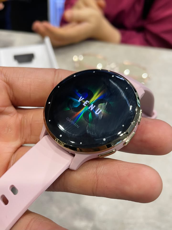 ✨ "TRỢ LÝ SỨC KHỎE" GARMIN VENU 3S CHO NÀNG XINH ĐẸP! ✨ Cảm ơn chị khách đã tin tưởng ghé shop và "chốt đơn" liền tay em Garmin Venu 3S cực kỳ thanh lịch và tinh tế! ⌚???? Vừa muốn một chiếc smartwatch đeo đi làm, đi tiệc sang chảnh, vừa cần tính năng theo dõi sức khỏe và tập luyện chuyên sâu thì Venu 3S chuẩn xác là chân ái của phái đẹp: ???? Size 41mm nhỏ gọn: Thiết kế viền kim loại bo cong mềm mại, ôm khít cổ tay mảnh mai của các nàng mà không hề bị thô hay cồng kềnh. ✨ Màn hình AMOLED rực rỡ: Hiển thị sắc nét ngay cả dưới ánh nắng gắt, giao diện trực quan và dễ sử dụng. ???? Nghe gọi trực tiếp trên đồng hồ: Tích hợp loa và mic cực tiện lợi, không lo bỏ lỡ cuộc gọi hay thông báo quan trọng khi đang bận tay hoặc tập luyện. ???? Huấn luyện viên giấc ngủ (Sleep Coach): Theo dõi chu kỳ ngủ sâu, chấm điểm giấc ngủ và phát hiện cả giấc ngủ ngắn (nap) để đưa ra lời khuyên phục hồi năng lượng tối ưu. ???? Pin bền bỉ lên đến 10 ngày: Đeo thoải mái suốt tuần dài mà không phải bận tâm cắm sạc mỗi tối. Chúc chị sẽ có những trải nghiệm thật tuyệt vời và nhiều cảm hứng chăm sóc bản thân mỗi ngày cùng Garmin Venu 3S! ???? Các chị em đang tìm kiếm một mẫu đồng hồ vừa đẹp thời trang vừa chăm sóc sức khỏe toàn diện thì ghé shop trải nghiệm thử ngay nhé! ???? Inbox shop để nhận tư vấn chi tiết và ưu đãi tốt nhất hôm nay! ???? Anh/chị nào ở TP HCM muốn trải nghiệm sản phẩm? ???? Liên hệ ngay Shop Cello để được tư vấn và giao tận nơi! ???? Inbox ngay cho Cello để được tư vấn thêm các sản phẩm nhé! ------------------------------- ©️Cello Technology ???? 13 Nguyễn Văn Tráng, Phường Bến Thành, Quận 1, TP.HCM ???? 0888054168 ???? www.cello.vn ???? support@cello.vn bình luận để Cello tư vấn chi tiết và báo giá ưu đãi nhất cho bạn #Garmin #GarminVenu3S #Venu3S #Smartwatch #HealthCoach #Fitness #Delivery #ChotDon