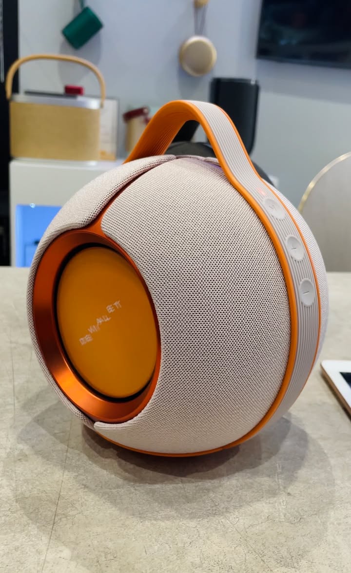 HOẢ TỐC NGÀY MƯA BÃO DEVIALET MANIA ROSE BLOOM ĐÃ KỊP CẬP BẾN QUẬN 12 ????✨ Khi anh khách VIP chốt đơn vì trót say đắm vẻ thanh lịch của sắc hồng Rose Bloom, cả team lập tức kích hoạt chế độ "bàn giao thần tốc" để em nó về tận tay chủ nhân trong thời gian sớm nhất. Nhắc đến dòng loa di động cao cấp, Devialet Mania - Phiên bản Sunset Rose / Rose Bloom luôn là cái tên khiến giới mộ điệu phải trầm trồ: Âm trường stereo 360° mở rộng: Tự động cân chỉnh âm học theo không gian phòng với công nghệ ASC độc quyền. Chất âm đậm chất Devialet: Dải bass uy lực, sâu lắng cùng âm mid/treble ngọt ngào, chi tiết. Gu thẩm mỹ tinh tế: Sắc hồng ánh hoàng hôn trang nhã, không chỉ là thiết bị âm thanh đỉnh cao mà còn là món đồ décor khẳng định đẳng cấp gia chủ. Chân thành cảm ơn anh [Tên khách] tại Quận 12 đã luôn tin tưởng và lựa chọn đồng hành cùng shop giữa rất nhiều sự lựa chọn ngoài kia. Chúc anh có những phút giây thư giãn tuyệt vời bên không gian âm nhạc đẳng cấp! ???? Liên hệ ngay Shop Cello để được tư vấn và giao tận nơi! ???? Inbox ngay cho Cello để được tư vấn thêm các sản phẩm nhé! ------------------------------- ©️Cello Technology ???? 13 Nguyễn Văn Tráng, Phường Bến Thành, Quận 1, TP.HCM ???? 0888054168 ???? www.cello.vn ???? support@cello.vn bình luận để Cello tư vấn chi tiết và báo giá ưu đãi nhất cho bạn ???? Trải nghiệm trực tiếp tại showroom Cello #DevialetMania #RoseBloom #Devialet #AmThanhHifi #GiaoHoaToc #Quan12 #LoaDiDongCaoCap