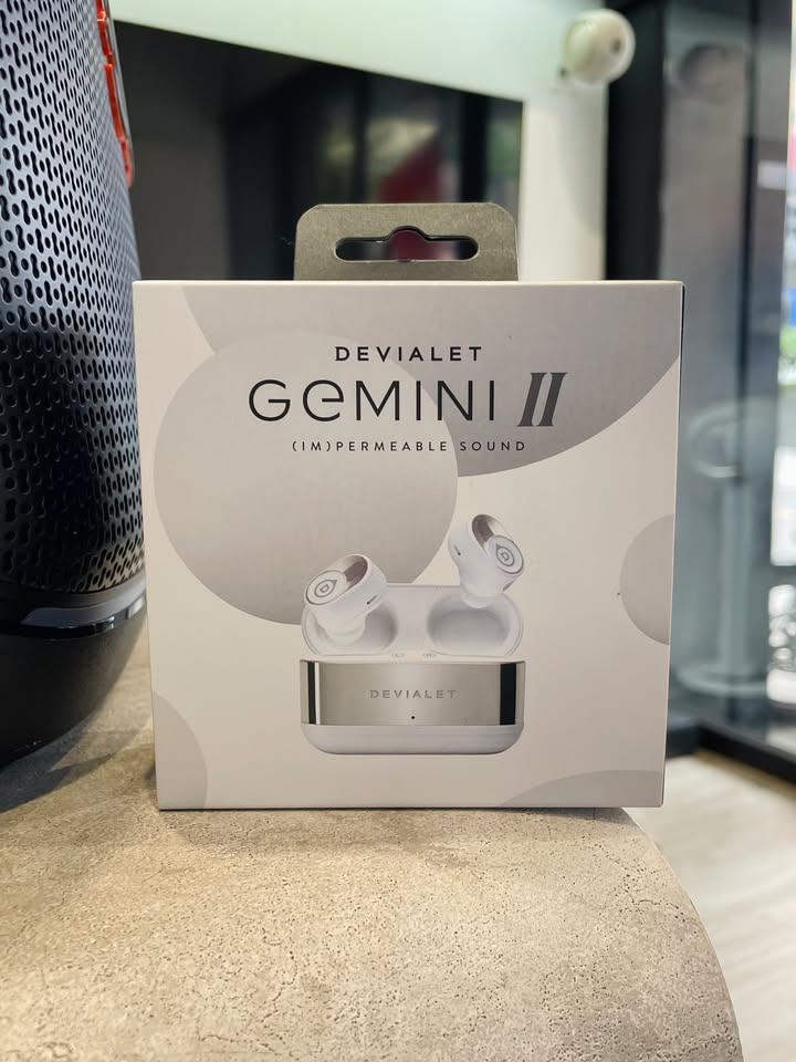 ???? LÔ HÀNG MỚI CẬP BẾN: DEVIALET GEMINI II CHÍNH THỨC TRỞ LẠI KỆ! ???? Sau những ngày "cháy hàng" liên tục, siêu phẩm True Wireless Hi-End đến từ nước Pháp – Devialet Gemini II – đã chính thức về thêm để phục vụ các tín đồ mê âm thanh đỉnh cao! ????????✨ Đặc biệt, đợt hàng này chào đón sự xuất hiện của 2 sắc màu mới toanh cực kỳ sang trọng và cuốn hút: ???? Light Pearl (Trắng Ngọc Trai): Tinh khôi, thanh lịch với tông trắng lì mềm mại tựa gốm sứ. ???? Deep Forest (Xanh Rừng Sâu): Huyền bí, độc bản với sắc xanh trầm sâu thẳm ẩn hiện dưới ánh sáng. ???? VÌ SAO DEVIALET GEMINI II LUÔN ĐƯỢC SĂN ĐÓN? ???? Chất âm chuẩn audiophile: Driver titan 10mm phủ PVD mang đến dải trầm uy lực mang tính biểu tượng của Devialet, kết hợp trung âm và dải cao bóc tách trong trẻo. ???? Chống ồn Devialet ANC™ thế hệ mới: Tự động điều chỉnh thích ứng theo cấu trúc vòm tai, triệt tiêu tiếng ồn vượt trội mà không gây bí hay đau màng nhĩ. ???? Công nghệ AWR (Active Wind Reduction): Khắc chế hoàn toàn tiếng gió rít khi di chuyển ngoài trời, giữ trọn vẹn chất lượng đàm thoại và thưởng thức âm nhạc. ⚡ Kết nối mượt mà: Bluetooth 5.2 đa điểm (Multipoint), chuyển đổi linh hoạt giữa 2 thiết bị tức thì cùng codec aptX cao cấp. ????️ Thiết kế công thái học đỉnh cao: Nhỏ gọn hơn 40% so với thế hệ đầu, đeo êm ái, bám tai tuyệt đối cho cả ngày dài. ???? ĐỦ CÁC PHIÊN BẢN SẴN SÀNG TẠI SHOP: ???? Light Pearl (Màu mới) ???? Deep Forest (Màu mới) ⚫ Matte Black ⚪ Iconic White ???? Opéra de Paris (Bản dát vàng 24K xa xỉ) ???? Inbox ngay cho Page để giữ màu yêu thích và nhận ưu đãi tốt nhất. ???? Anh/chị nào ở TP HCM muốn trải nghiệm sản phẩm? ???? Liên hệ ngay Shop Cello để được tư vấn và giao tận nơi! ???? Inbox ngay cho Cello để được tư vấn thêm các sản phẩm nhé! ------------------------------- ©️Cello Technology ???? 13 Nguyễn Văn Tráng, Phường Bến Thành, Quận 1, TP.HCM ???? 0888054168 ???? www.cello.vn ???? support@cello.vn bình luận để Cello tư vấn chi tiết và báo giá ưu đãi nhất cho bạn #Devialet #DevialetGeminiII #Gemini2 #LightPearl #DeepForest #TrueWireless #HiEndAudio #Audiophile #Restock