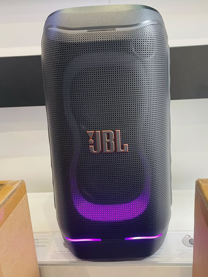 ???? [BÙNG NỔ NĂNG LƯỢNG] JBL PARTYBOX 130: ĐỈNH CAO PARTY 200W ĐÃ SẴN HÀNG TẠI CELLO! ???? Bữa tiệc cuối tuần hay những buổi dã ngoại gia đình đang cần một luồng năng lượng thực thụ? Thế hệ loa tiệc tùng mới nhất JBL Partybox 130 đã chính thức cập bến showroom Cello với mức công suất bạo liệt lên tới 200W RMS, sẵn sàng làm rung chuyển mọi không gian giải trí! ✨ Những nâng cấp đáng tiền biến JBL Partybox 130 thành tâm điểm cuộc vui: Công suất 200W RMS & AI Sound Boost: Thuật toán trí tuệ nhân tạo phân tích tín hiệu âm thanh theo thời gian thực, tối ưu dải bass đánh sâu và chắc nịch, âm lượng mở hết cỡ vẫn tròn tiếng, không méo hay rè âm. Thời lượng pin 15 giờ & Khay pin tháo rời linh hoạt: Thoải mái vui chơi trọn ngày. Thiết kế khay pin hỗ trợ thay thế nhanh (Hot-swap) cùng công nghệ sạc 10 phút dùng 80 phút giúp cuộc vui không bao giờ bị ngắt quãng. Màn trình diễn Lightshow vô cực: Vòng đèn LED rực rỡ bao quanh củ loa kết hợp hiệu ứng chớp Strobe đồng bộ chuẩn xác theo từng nhịp beat, biến phòng khách thành sân khấu disco thu nhỏ. Cổng cắm Mic & Guitar chuyên biệt: Hát karaoke mượt mà, căn chỉnh Gain/Echo trực quan và tương thích hoàn hảo với dòng micro không dây JBL EasySing. Kết nối Auracast™ & Bluetooth 6.0: Tốc độ kết nối ổn định vượt trội, dễ dàng ghép nối không dây hàng trăm loa JBL cùng chuẩn để khuếch đại không gian tiệc tùng. ???? Giá niêm yết chính hãng: 12.900.000 VNĐ (Phân phối chính thức bởi PGI). ???? Inbox shop để nhận tư vấn chi tiết và ưu đãi tốt nhất hôm nay! ???? Anh/chị nào ở TP HCM muốn trải nghiệm sản phẩm? ???? Liên hệ ngay Shop Cello để được tư vấn và giao tận nơi! ???? Inbox ngay cho Cello để được tư vấn thêm các sản phẩm nhé! ------------------------------- ©️Cello Technology ???? 13 Nguyễn Văn Tráng, Phường Bến Thành, Quận 1, TP.HCM ???? 0888054168 ???? www.cello.vn ???? support@cello.vn bình luận để Cello tư vấn chi tiết và báo giá ưu đãi nhất cho bạn #JBL #JBLPartybox130 #Partybox130 #CelloAudio #LoaKaraokeDiDong #LoaJBLChinhHang #AISoundBoost #PGIChinhHang #ShowroomQuan1