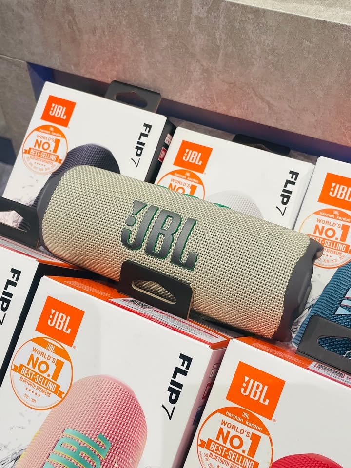 HÀNG VỀ NGẬP TRÀN KỆ: JBL FLIP 7 ĐÃ CÓ MẶT ĐẦY ĐỦ CÁC PHIÊN BẢN MÀU SẮC TẠI CELLO! ???????????? Mẫu loa di động "quốc dân" được săn đón nhiều nhất thời gian qua – JBL Flip 7 – vừa chính thức cập bến Cello với số lượng lớn, lấp đầy kệ hàng bằng trọn bộ dải màu cực kỳ trẻ trung và cá tính! Dành cho những chuyến đi phượt, những buổi dã ngoại cuối tuần hay đơn giản là chill một góc nhỏ trong phòng, JBL Flip 7 tiếp tục khẳng định vị thế "chiếc loa không thể thiếu" nhờ sự kết hợp hoàn hảo giữa kích thước nhỏ gọn và nội lực âm thanh bùng nổ. ???? NHỮNG NÂNG CẤP ĐÁNG GIÁ TRÊN THẾ HỆ JBL FLIP 7: Chất âm JBL Pro Sound uy lực hơn: Cấu trúc củ loa tối ưu mang lại dải bass căng tràn, sâu và chắc gọn; dải vocal và âm cao sáng rõ, không hề bị vỡ tiếng khi mở âm lượng lớn. Thời lượng pin bền bỉ: Thỏa sức khuấy động mọi cuộc vui từ sáng đến tối, tích hợp sạc nhanh tiện lợi qua cổng Type-C. Chuẩn kháng nước & bụi bền bỉ: Thoải mái mang loa ra bãi biển, cạnh hồ bơi hay sử dụng dưới những cơn mưa bất chợt mà không cần lo lắng. Kết nối đa loa hiện đại: Ghép nối nhiều loa JBL tương thích chỉ bằng một chạm để mở rộng không gian âm thanh cho những bữa tiệc đông người. Bảng màu thời thượng: Đầy đủ các gam màu từ trung tính thanh lịch (Đen, Xám) đến rực rỡ, năng động (Đỏ, Xanh dương, Cam, Camo...) sẵn sàng phối hợp cùng mọi cá tính và phong cách outfit. ???? HÀNG SẴN SÀNG TẠI CELLO – NGUYÊN SEAL CHÍNH HÃNG 100%! Mời anh em ghé ngay showroom Cello hôm nay để tự tay cầm nắm, test thử chất âm thực tế và lựa chọn phối màu ưng ý nhất cho riêng mình. CELLO - THIẾT BỊ CÔNG NGHỆ & ÂM THANH CHÍNH HÃNG ???? Liên hệ ngay Shop Cello để được tư vấn và giao tận nơi! ???? Inbox ngay cho Cello để được tư vấn thêm các sản phẩm nhé! ------------------------------- ©️Cello Technology ???? 13 Nguyễn Văn Tráng, Phường Bến Thành, Quận 1, TP.HCM ???? 0888054168 ???? www.cello.vn ???? support@cello.vn bình luận để Cello tư vấn chi tiết và báo giá ưu đãi nhất cho bạn ???? Trải nghiệm trực tiếp tại showroom Cello #Cello #JBL #JBLFlip7 #Flip7 #LoaDiDong #JBLProSound #LoaBluetooth #AmThanhChinhHang #LifestyleAudio #HangVe