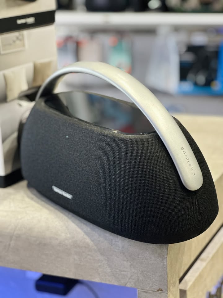 BIỂU TƯỢNG ÂM THANH ĐẲNG CẤP VÀ SANG TRỌNG: HARMAN KARDON GO + PLAY 3 SẴN HÀNG TẠI CELLO! ????✨???? Nếu bạn đang tìm kiếm một chiếc loa vừa có công suất uy lực lấp đầy không gian phòng khách rộng, vừa mang diện mạo thanh lịch như một tác phẩm nội thất cao cấp, thì Harman Kardon Go + Play 3 chính là lựa chọn không thể thay thế! Kế thừa thiết kế bán nguyệt trứ danh nhưng được nâng tầm tinh xảo với vật liệu thân thiện môi trường, mặt kính cường lực cảm ứng sang trọng cùng quai xách nhôm nguyên khối, Go + Play 3 là sự kết hợp hoàn mỹ giữa nghệ thuật thị giác và chất âm đỉnh cao. ???? ĐIỂM NHẤN CÔNG NGHỆ & ÂM THANH TRÊN HARMAN KARDON GO + PLAY 3: Hệ thống âm thanh 3 đường tiếng (3-way) vượt trội: Cấu trúc củ loa gồm loa siêu trầm hướng sàn (down-firing subwoofer), loa trung và loa tép tái tạo dải âm chi tiết, vocal tách bạch, trong trẻo và âm trường rộng mở đáng kinh ngạc. Dải bass sâu thẳm, đầy nội lực: Subwoofer đánh sàn uy lực tạo nên dải trầm lan tỏa, sâu lắng và chắc gọn đặc trưng của Harman Kardon, chơi tốt mọi thể loại từ Acoustic, Jazz mộc mạc đến Pop, EDM sôi động. Tự động cân chỉnh âm học phòng (Self-Tuning): Mỗi khi bật nguồn hoặc di chuyển vị trí đặt loa, Go + Play 3 sẽ tự động quét và tối ưu âm thanh theo không gian thực tế để luôn đạt hiệu suất nghe hoàn hảo nhất. Mặt điều khiển kính cường lực cảm ứng: Thiết kế tối giản, tinh tế, thao tác vuốt chạm mượt mà cùng quai xách nhôm đầm chắc, tiện lợi khi di chuyển giữa các không gian trong nhà. Thời lượng pin bền bỉ & Sạc ngược tiện lợi: Chơi nhạc liên tục lên đến 8 giờ, tích hợp cổng USB hỗ trợ sạc pin trực tiếp cho điện thoại ngay khi cần. Micro kép đàm thoại rõ nét: Tích hợp micro thu âm khử ồn, hỗ trợ đàm thoại rảnh tay hoặc họp trực tuyến với âm thanh to rõ và trong trẻo. ???? HÀNG SẴN SÀNG TẠI CELLO – ĐỦ MÀU NGUYÊN SEAL CHÍNH HÃNG 100%! Mẫu loa demo đã sẵn sàng tại showroom, kính mời quý khách ghé Cello để trực tiếp ngắm nhìn diện mạo thực tế và thưởng thức chất âm ấn tượng của Go + Play 3 nhé! ???? Đặc quyền khi mua sắm tại Cello: Cam kết sản phẩm chính hãng 100%, bảo hành chuẩn từ nhà phân phối. Hướng dẫn kết nối, bố trí vị trí đặt loa tối ưu âm học từ A-Z. Giao hàng hỏa tốc trong ngày tại TP.HCM & ship toàn quốc an toàn tuyệt đối. ???? Inbox ngay cho Cello để nhận báo giá ưu đãi và sở hữu kiệt tác âm thanh Harman Kardon Go + Play 3 hôm nay! CELLO - THIẾT BỊ CÔNG NGHỆ & ÂM THANH CHÍNH HÃNG ???? Liên hệ ngay Shop Cello để được tư vấn và giao tận nơi! ???? Inbox ngay cho Cello để được tư vấn thêm các sản phẩm nhé! ------------------------------- ©️Cello Technology ???? 13 Nguyễn Văn Tráng, Phường Bến Thành, Quận 1, TP.HCM ???? 0888054168 ???? www.cello.vn ???? support@cello.vn bình luận để Cello tư vấn chi tiết và báo giá ưu đãi nhất cho bạn ???? Trải nghiệm trực tiếp tại showroom Cello