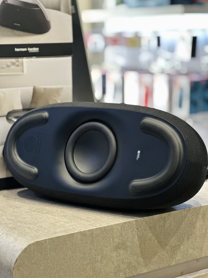 BIỂU TƯỢNG ÂM THANH ĐẲNG CẤP VÀ SANG TRỌNG: HARMAN KARDON GO + PLAY 3 SẴN HÀNG TẠI CELLO! ????✨???? Nếu bạn đang tìm kiếm một chiếc loa vừa có công suất uy lực lấp đầy không gian phòng khách rộng, vừa mang diện mạo thanh lịch như một tác phẩm nội thất cao cấp, thì Harman Kardon Go + Play 3 chính là lựa chọn không thể thay thế! Kế thừa thiết kế bán nguyệt trứ danh nhưng được nâng tầm tinh xảo với vật liệu thân thiện môi trường, mặt kính cường lực cảm ứng sang trọng cùng quai xách nhôm nguyên khối, Go + Play 3 là sự kết hợp hoàn mỹ giữa nghệ thuật thị giác và chất âm đỉnh cao. ???? ĐIỂM NHẤN CÔNG NGHỆ & ÂM THANH TRÊN HARMAN KARDON GO + PLAY 3: Hệ thống âm thanh 3 đường tiếng (3-way) vượt trội: Cấu trúc củ loa gồm loa siêu trầm hướng sàn (down-firing subwoofer), loa trung và loa tép tái tạo dải âm chi tiết, vocal tách bạch, trong trẻo và âm trường rộng mở đáng kinh ngạc. Dải bass sâu thẳm, đầy nội lực: Subwoofer đánh sàn uy lực tạo nên dải trầm lan tỏa, sâu lắng và chắc gọn đặc trưng của Harman Kardon, chơi tốt mọi thể loại từ Acoustic, Jazz mộc mạc đến Pop, EDM sôi động. Tự động cân chỉnh âm học phòng (Self-Tuning): Mỗi khi bật nguồn hoặc di chuyển vị trí đặt loa, Go + Play 3 sẽ tự động quét và tối ưu âm thanh theo không gian thực tế để luôn đạt hiệu suất nghe hoàn hảo nhất. Mặt điều khiển kính cường lực cảm ứng: Thiết kế tối giản, tinh tế, thao tác vuốt chạm mượt mà cùng quai xách nhôm đầm chắc, tiện lợi khi di chuyển giữa các không gian trong nhà. Thời lượng pin bền bỉ & Sạc ngược tiện lợi: Chơi nhạc liên tục lên đến 8 giờ, tích hợp cổng USB hỗ trợ sạc pin trực tiếp cho điện thoại ngay khi cần. Micro kép đàm thoại rõ nét: Tích hợp micro thu âm khử ồn, hỗ trợ đàm thoại rảnh tay hoặc họp trực tuyến với âm thanh to rõ và trong trẻo. ???? HÀNG SẴN SÀNG TẠI CELLO – ĐỦ MÀU NGUYÊN SEAL CHÍNH HÃNG 100%! Mẫu loa demo đã sẵn sàng tại showroom, kính mời quý khách ghé Cello để trực tiếp ngắm nhìn diện mạo thực tế và thưởng thức chất âm ấn tượng của Go + Play 3 nhé! ???? Đặc quyền khi mua sắm tại Cello: Cam kết sản phẩm chính hãng 100%, bảo hành chuẩn từ nhà phân phối. Hướng dẫn kết nối, bố trí vị trí đặt loa tối ưu âm học từ A-Z. Giao hàng hỏa tốc trong ngày tại TP.HCM & ship toàn quốc an toàn tuyệt đối. ???? Inbox ngay cho Cello để nhận báo giá ưu đãi và sở hữu kiệt tác âm thanh Harman Kardon Go + Play 3 hôm nay! CELLO - THIẾT BỊ CÔNG NGHỆ & ÂM THANH CHÍNH HÃNG ???? Liên hệ ngay Shop Cello để được tư vấn và giao tận nơi! ???? Inbox ngay cho Cello để được tư vấn thêm các sản phẩm nhé! ------------------------------- ©️Cello Technology ???? 13 Nguyễn Văn Tráng, Phường Bến Thành, Quận 1, TP.HCM ???? 0888054168 ???? www.cello.vn ???? support@cello.vn bình luận để Cello tư vấn chi tiết và báo giá ưu đãi nhất cho bạn ???? Trải nghiệm trực tiếp tại showroom Cello