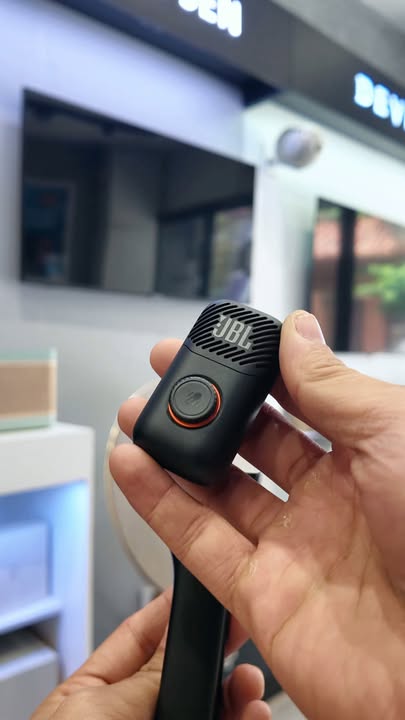 LÊN SÓNG CLIP TEST THỰC TẾ: JBL EASY SING MIC MINI – NHỎ GỌN BỎ TÚI MÀ BẮT GIỌNG CỰC KỲ BỐC! ???????????? Nhiều anh em thắc mắc một chiếc micro không dây có kích thước mini như JBL Easy Sing Mic Mini thì chất âm khi hát thực tế sẽ ra sao, có bị hú rít hay hụt hơi không? Hôm nay, Cello lên ngay một chiếc video test giọng mộc mạc và trực quan để anh em tự mình thẩm âm nhé! Chỉ cần cắm cục thu (receiver) trực tiếp vào loa, bật nguồn mic lên là nhận ngay trong tích tắc – không cần chỉnh chọt rườm rà, bấm play là có thể tự tin khoe giọng! ???? CẢM NHẬN NHANH TRONG CLIP TEST THỰC TẾ: Bắt tiếng cực nhạy, trợ lực giọng hát tốt: Dù để xa miệng một khoảng, mic vẫn thu âm rõ nét, dải trung ấm áp và dày dặn, giúp người hát nhẹ hơi mà không bị mệt hay đứt quãng. Chống hú rít & lọc ồn ấn tượng: Củ mic định hướng hạn chế tối đa tạp âm môi trường và tiếng rít khó chịu ngay cả khi đứng gần loa. Độ trễ gần như bằng không: Tần số sóng không dây truyền tín hiệu ổn định, tiếng hát khớp tuyệt đối với nhạc beat, không hề có cảm giác bị trễ tiếng. Cầm nắm nhẹ tênh: Thiết kế mini công thái học, cầm lâu không mỏi tay, cực kỳ thoải mái cho những buổi tiệc hát hò kéo dài từ chiều đến tối. ???? Hàng chính hãng nguyên seal 100% đang sẵn kệ tại Cello, tương thích hoàn hảo từ các dòng loa di động JBL PartyBox, loa bluetooth gia đình đến các thiết bị có cổng Mic/AUX. Mời anh em bấm xem clip, đeo tai nghe để cảm nhận rõ nhất độ chân thực của em mic này nhé! Nếu muốn thử giọng trực tiếp, cứ ghé thẳng showroom Cello để test thả ga. ???? Inbox ngay cho Cello để nhận tư vấn phối ghép loa và rinh ngay em micro tiện lợi này về chuẩn bị cho các buổi tụ họp cuối tuần thôi nào! CELLO - THIẾT BỊ CÔNG NGHỆ & ÂM THANH CHÍNH HÃNG ???? Website: cello.vn ???? Ghé showroom Cello để test mic và trải nghiệm trực tiếp ???? Giao hàng hỏa tốc nội thành TP.HCM & ship toàn quốc #Cello #JBL #JBLEasySing #EasySingMicMini #ClipTest #TestMic #MicroKhongDay #KaraokeDiDong #LoaJBL #AmThanhChinhHang