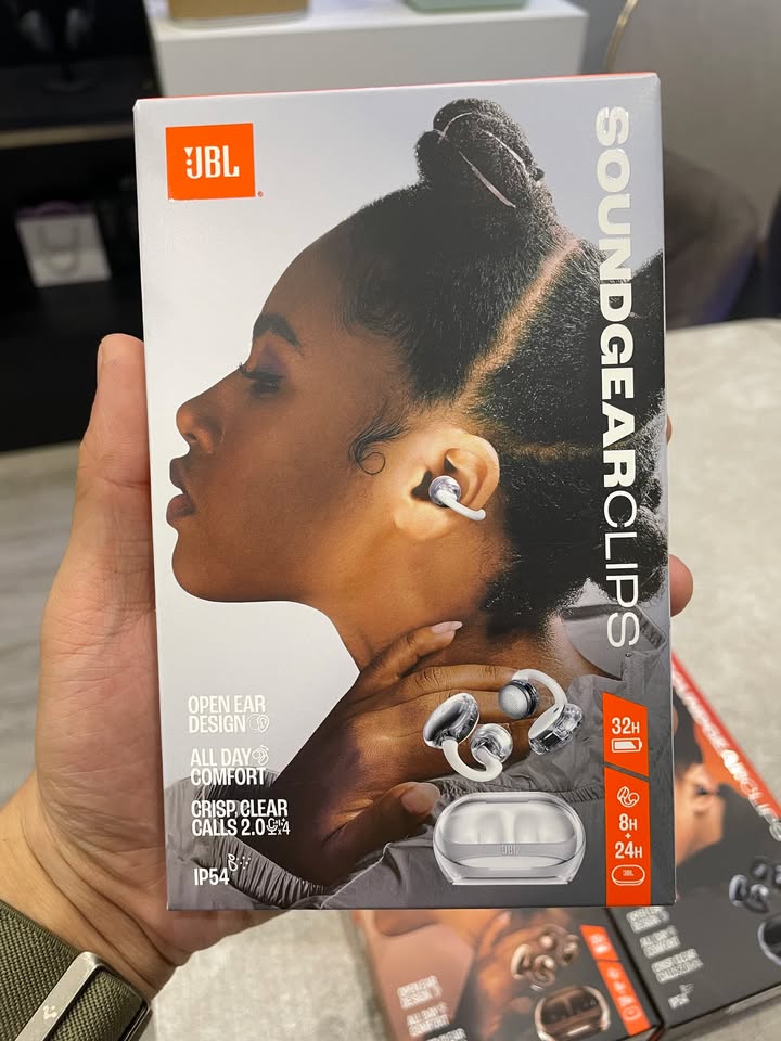 ĐÓN ĐẦU XU HƯỚNG ÂM THANH MỞ: TAI NGHE JBL SOUNDGEAR CLIP TIẾP TỤC VỀ HÀNG TẠI CELLO! ????⚡????‍♂️ Nếu bạn yêu thích nghe nhạc khi làm việc, chạy bộ hay di chuyển ngoài đường nhưng lại ghét cảm giác bí bách, cấn đau của tai nghe in-ear truyền thống, thì JBL Soundgear Clip với thiết kế kẹp tai mở (Open-Ear Clip-on) chính là giải pháp hoàn hảo nhất hiện nay! Không nhét sâu vào ống tai, Soundgear Clip nhẹ nhàng kẹp vào vành tai như một món phụ kiện thời trang sành điệu, cho phép bạn tận hưởng âm nhạc chất lượng cao mà vẫn lắng nghe trọn vẹn mọi âm thanh của môi trường xung quanh. ???? NHỮNG ĐIỂM ĐỘT PHÁ TRÊN JBL SOUNDGEAR CLIP: Thiết kế kẹp tai Open-Ear công thái học: Cấu trúc linh hoạt, ôm vừa vặn vành tai một cách êm ái, bám chắc chắn khi vận động mạnh hay tập luyện thể thao mà không lo rơi rớt hay gây đau mỏi khi đeo cả ngày. Công nghệ JBL OpenSound & Chống rò rỉ âm thanh: Hướng sóng âm chuẩn xác vào màng nhĩ, mang lại dải âm trầm sống động, vocal rõ ràng đặc trưng của JBL, đồng thời hạn chế tối đa việc âm thanh lọt ra ngoài gây phiền toái cho người xung quanh. Luôn an toàn và kết nối với môi trường: Vừa chill nhạc hoặc nghe podcast, vừa có thể thoải mái trò chuyện cùng đồng nghiệp tại văn phòng hay chú ý tiếng còi xe khi đạp xe, chạy bộ ngoài trời. Đàm thoại rõ nét với micro thông minh: Tích hợp thuật toán lọc tiếng ồn môi trường và gió rít, giúp mọi cuộc gọi hay họp trực tuyến đều đạt độ trong trẻo, ổn định. Kháng nước & mồ hôi bền bỉ: Thoải mái sử dụng dưới trời mưa nhẹ hay trong những buổi tập luyện đổ nhiều mồ hôi. Thời lượng pin ấn tượng: Nghe nhạc thoải mái nhiều giờ liền, đi kèm hộp sạc nhỏ gọn cùng tính năng sạc nhanh tiện lợi. Tùy biến dễ dàng qua JBL Headphones App: Cá nhân hóa dải tần EQ, điều chỉnh độ nhạy cảm ứng theo gu nghe nhạc riêng chỉ với vài thao tác. ???? HÀNG CHÍNH HÃNG NGUYÊN SEAL 100% SẴN KỆ TẠI CELLO! Mẫu tai nghe demo đã sẵn sàng tại showroom, kính mời anh chị em ghé Cello để trực tiếp kẹp thử lên tai, trải nghiệm độ êm ái và cảm nhận sự thoáng đãng của công nghệ Open-Ear nhé! ???? Đặc quyền khi mua sắm tại Cello: Cam kết sản phẩm chính hãng 100%, bảo hành chuẩn từ nhà phân phối. Hướng dẫn kết nối app, tối ưu hóa âm thanh cá nhân tận tình từ A-Z. Giao hàng hỏa tốc trong ngày tại TP.HCM & ship toàn quốc an toàn tuyệt đối. ???? Inbox ngay cho Cello để nhận báo giá ưu đãi và đón đầu xu hướng tai nghe mở JBL Soundgear Clip hôm nay! CELLO - THIẾT BỊ CÔNG NGHỆ & ÂM THANH CHÍNH HÃNG ???? Liên hệ ngay Shop Cello để được tư vấn và giao tận nơi! ???? Inbox ngay cho Cello để được tư vấn thêm các sản phẩm nhé! ------------------------------- ©️Cello Technology ???? 13 Nguyễn Văn Tráng, Phường Bến Thành, Quận 1, TP.HCM ???? 0888054168 ???? www.cello.vn ???? support@cello.vn bình luận để Cello tư vấn chi tiết và báo giá ưu đãi nhất cho bạn ???? Trải nghiệm trực tiếp tại showroom Cello #Cello #JBL #JBLSoundgearClip #SoundgearClip #OpenEar #ClipOnEarbuds #TaiNgheTheThao #JBLOpenSound #TaiNgheChinhHang #AmThanhDinhCao