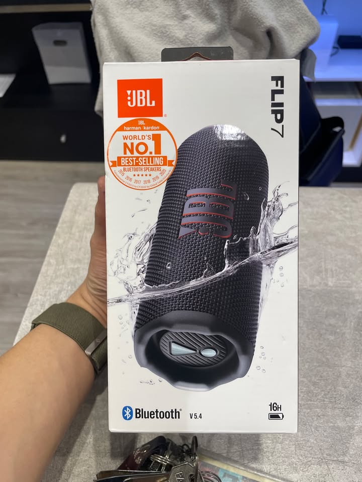 CHIẾC LOA DI ĐỘNG "QUỐC DÂN" JBL FLIP 7 VỀ VỚI ĐÔI BẠN TRẺ! ????????✨ Nhỏ gọn trong lòng bàn tay nhưng nội lực đủ sức khuấy đảo mọi không gian, JBL Flip 7 luôn là sự lựa chọn số một của giới trẻ! ???? NHỮNG NÂNG CẤP ĐÁNG GIÁ TRÊN JBL FLIP 7: Chất âm JBL Pro Sound bùng nổ: Hệ thống củ loa tối ưu cùng hai màng rung thụ động mang lại dải trầm căng tròn, sâu thẳm; dải trung ngọt ngào và dải cao tách bạch, không hề vỡ tiếng khi vặn âm lượng lớn. Độ bền bỉ chuẩn dã ngoại: Thiết kế bọc vải dệt cao cấp, khung viền cao su chống va đập cùng chuẩn kháng nước, kháng bụi bền bỉ – thoải mái mang ra bãi biển, cạnh hồ bơi hay đi phượt dưới mọi điều kiện thời tiết. Thời lượng pin bền bỉ cả ngày: Nghe nhạc xuyên suốt nhiều giờ liền mà không lo cạn năng lượng, hỗ trợ cổng sạc nhanh Type-C tiện lợi. Kết nối đa loa linh hoạt: Ghép nối nhanh chóng với các loa JBL tương thích để nhân đôi công suất, mở rộng sân khấu âm thanh cho những bữa tiệc đông người. Bảng màu sắc đa dạng: Đầy đủ các gam màu trẻ trung, hiện đại, dễ dàng lựa chọn theo đúng phong cách và cá tính riêng. ???? HÀNG SẴN SÀNG TẠI SHOWROOM CELLO – NGUYÊN SEAL CHÍNH HÃNG 100%! Mời anh em ghé ngay showroom Cello hôm nay để trực tiếp trên tay, test thử dải bass sống động thực tế và chọn cho mình phối màu ưng ý nhất nhé! ???? Đặc quyền khi mua sắm tại Cello: Cam kết sản phẩm chính hãng 100%, bảo hành chuẩn từ nhà phân phối. Hỗ trợ hướng dẫn kết nối, cài đặt ứng dụng tùy chỉnh EQ chu đáo từ A-Z. Giao hàng hỏa tốc trong ngày tại TP.HCM & ship toàn quốc an toàn tuyệt đối. ???? Inbox ngay cho Cello để nhận báo giá ưu đãi và sở hữu ngay em loa "quốc dân" JBL Flip 7 hôm nay! CELLO - THIẾT BỊ CÔNG NGHỆ & ÂM THANH CHÍNH HÃNG ???? Liên hệ ngay Shop Cello để được tư vấn và giao tận nơi! ???? Inbox ngay cho Cello để được tư vấn thêm các sản phẩm nhé! ------------------------------- ©️Cello Technology ???? 13 Nguyễn Văn Tráng, Phường Bến Thành, Quận 1, TP.HCM ???? 0888054168 ???? www.cello.vn ???? support@cello.vn bình luận để Cello tư vấn chi tiết và báo giá ưu đãi nhất cho bạn ???? Trải nghiệm trực tiếp tại showroom Cello