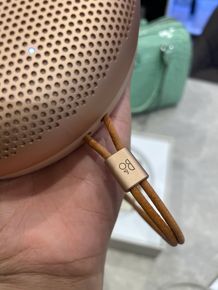 CHỐT ĐƠN “VIÊN NGỌC ÂM THANH” BẮC ÂU: BÀN GIAO B&O BEOSOUND A1 GEN 3 VỀ VỚI CHỊ KHÁCH! ????✨???? Một chiều mua sắm ngập tràn cảm hứng tại Cello! Đang tìm kiếm một chiếc loa di động nhỏ gọn, thanh lịch để vừa chill nhạc thư giãn tại phòng ngủ, vừa tiện bỏ túi xách mang theo trong những chuyến du lịch, chị khách đã “phải lòng” ngay siêu phẩm Bang & Olufsen Beosound A1 Gen 3! Sau khi trực tiếp nghe thử một vài bản acoustic mộc mạc tại showroom, chất âm trong trẻo, vocal bay bổng cùng thiết kế nhôm nguyên khối bo tròn sang trọng đã khiến chị quyết định chốt đơn ngay tắp lự. ???? VÌ SAO B&O BEOSOUND A1 GEN 3 LUÔN LÀ LỰA CHỌN HÀNG ĐẦU CỦA PHÁI ĐẸP? Thiết kế Bắc Âu đẳng cấp: Vỏ nhôm Anodized cao cấp kết hợp quai đeo da thật tinh tế, mang lại diện mạo như một món phụ kiện thời trang xa xỉ, nâng tầm mọi góc decor. Âm thanh 360° True360 ấn tượng: Dù vóc dáng nhỏ gọn nằm trọn trong lòng bàn tay, loa vẫn tái hiện âm trường rộng mở, dải trung ngọt ngào và âm trầm chắc gọn đáng nể. Đàm thoại cực nét: Hệ thống micro định hướng cao cấp hỗ trợ đàm thoại rảnh tay trong trẻo, cực kỳ tiện lợi cho các cuộc gọi hội họp hay trò chuyện hằng ngày. Bền bỉ bất chấp thời tiết: Kháng nước và kháng bụi chuẩn IP67, thoải mái đồng hành cùng chị ra ban công, cạnh hồ bơi hay những buổi picnic ngoài trời. Thời lượng pin nâng cấp: Thỏa sức đắm chìm trong giai điệu suốt cả ngày dài mà không lo ngắt quãng. ???? Máy nguyên seal chính hãng 100%, được đội ngũ Cello hỗ trợ kích hoạt bảo hành điện tử và hướng dẫn kết nối ứng dụng Bang & Olufsen chu đáo trước khi trao tận tay chị. ???? Cello xin gửi lời cảm ơn chân thành đến chị đã luôn tin tưởng và lựa chọn Cello là nơi mua sắm thiết bị âm thanh cao cấp! Chúc chị có những phút giây thư giãn thật tuyệt vời cùng những giai điệu yêu thích mỗi ngày. ???? Chị em đang tìm kiếm một chiếc loa bluetooth nhỏ gọn, sang trọng và chuẩn gu âm nhạc, hãy inbox ngay cho Cello để nhận tư vấn phối màu và giá ưu đãi tốt nhất nhé! CELLO - THIẾT BỊ CÔNG NGHỆ & ÂM THANH CHÍNH HÃNG ???? Liên hệ ngay Shop Cello để được tư vấn và giao tận nơi! ???? Inbox ngay cho Cello để được tư vấn thêm các sản phẩm nhé! ------------------------------- ©️Cello Technology ???? 13 Nguyễn Văn Tráng, Phường Bến Thành, Quận 1, TP.HCM ???? 0888054168 ???? www.cello.vn ???? support@cello.vn bình luận để Cello tư vấn chi tiết và báo giá ưu đãi nhất cho bạn ???? Trải nghiệm trực tiếp tại showroom Cello #Cello #BangOlufsen #BeosoundA1Gen3 #BeosoundA1 #LoaDiDong #HiEndAudio #ScandinavianDesign #ChotDon #AmThanhDinhCao
