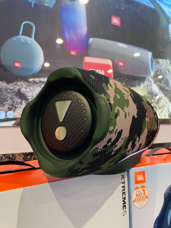 “QUÁI VẬT DÃ NGOẠI” JBL XTREME 5 VẪN LUÔN LÀ LỰA CHỌN SỐ 1 CHO MỌI CHUYẾN XÊ DỊCH! ????⚡????️ Dù đã đồng hành cùng cộng đồng yêu âm nhạc ngoài trời qua nhiều hành trình phượt và những buổi tiệc dã ngoại sôi động, sức hút của JBL Xtreme 5 tại showroom Cello vẫn chưa bao giờ hạ nhiệt! Được mệnh danh là "cỗ máy tiệc tùng" di động, Xtreme 5 luôn là cái tên được anh em nhắc đến đầu tiên mỗi khi cần một chiếc loa vừa bền bỉ, vừa sở hữu công suất bùng nổ để khuấy đảo không gian mở. ???? NHỮNG ĐIỂM NỔI BẬT GIÚP JBL XTREME 5 GIỮ VỮNG NGÔI VƯƠNG: Công suất khủng lên tới 140W (AC mode) & AI Sound Boost: Thuật toán AI phân tích âm thanh theo thời gian thực giúp tối ưu độ dao động của màng loa, mang đến dải bass sâu thẳm, uy lực tuyệt đối mà không hề vỡ tiếng khi vặn hết cỡ âm lượng. Chất âm Pro Sound bùng nổ: Hệ thống củ loa subwoofer kết hợp bộ đôi tweeter tái hiện dải trung rõ nét, dải cao sắc sảo và âm trường cực kỳ khoáng đạt ngoài trời. Dải đèn LED viền Ambient Edge Lighting: Hiệu ứng ánh sáng chuyển động nhịp nhàng theo giai điệu nhạc, tạo điểm nhấn lung linh cho những buổi camping đêm hoặc tiệc chill bên bờ biển. Chuẩn bảo vệ IP68 toàn diện: Chống nước, chống bụi và chống va đập cực tốt, sẵn sàng thách thức mọi điều kiện thời tiết khắc nghiệt từ bãi biển nhiều cát đến những cơn mưa rừng bất chợt. Pin trâu lên tới 28 giờ (Playtime Boost): Thỏa sức chơi nhạc cả ngày lẫn đêm, tích hợp tính năng sạc dự phòng qua cổng USB-C để nạp pin trực tiếp cho điện thoại ngay trên đường đi. Bluetooth 6.0 & Kết nối Auracast™: Hỗ trợ phát nhạc Lossless qua cáp Type-C, đồng thời kết nối không dây đa loa dễ dàng chỉ bằng một chạm để nhân đôi không gian âm nhạc. ???? HÀNG SẴN SÀNG TẠI CELLO – ĐỦ PHỐI MÀU NGUYÊN SEAL CHÍNH HÃNG 100%! Mẫu loa demo đã sẵn sàng tại showroom, kính mời anh em ghé Cello để trực tiếp cầm trên tay, quàng dây đeo thử và cảm nhận độ "nảy" của dải bass Xtreme 5 thực tế nhé! ???? Chính sách mua sắm tại Cello: Cam kết chính hãng 100% PGI, bảo hành chuẩn chỉ từ nhà phân phối. Hướng dẫn kết nối app JBL Portable, tùy chỉnh EQ 7 băng tần chu đáo từ A-Z. Giao hàng hỏa tốc trong ngày tại TP.HCM & ship toàn quốc an toàn tuyệt đối. ???? Inbox ngay cho Cello để nhận báo giá ưu đãi và giữ suất phối màu yêu thích cho chuyến đi sắp tới nhé! CELLO - THIẾT BỊ CÔNG NGHỆ & ÂM THANH CHÍNH HÃNG ???? Liên hệ ngay Shop Cello để được tư vấn và giao tận nơi! ???? Inbox ngay cho Cello để được tư vấn thêm các sản phẩm nhé! ------------------------------- ©️Cello Technology ???? 13 Nguyễn Văn Tráng, Phường Bến Thành, Quận 1, TP.HCM ???? 0888054168 ???? www.cello.vn ???? support@cello.vn bình luận để Cello tư vấn chi tiết và báo giá ưu đãi nhất cho bạn ???? Trải nghiệm trực tiếp tại showroom Cello #Cello #JBL #JBLXtreme5 #Xtreme5 #LoaDiDong #AISoundBoost #IP68 #Auracast #Bluetooth6 #LoaBluetooth #AmThanhChinhHang #DaNgoai #PartySpeaker