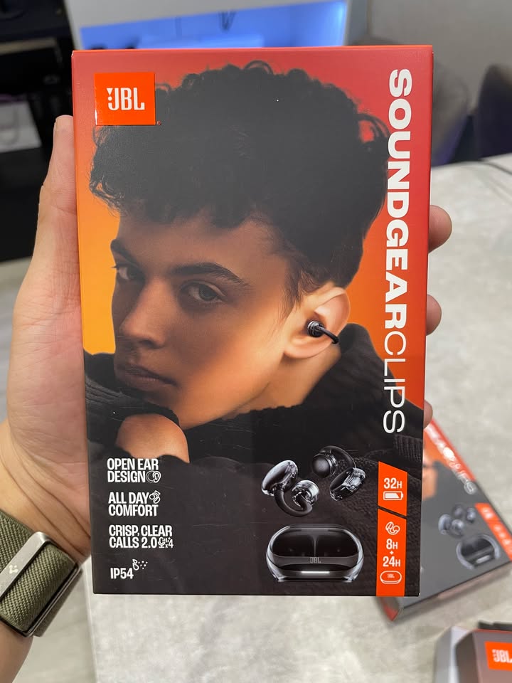 ĐÓN ĐẦU XU HƯỚNG ÂM THANH MỞ: TAI NGHE JBL SOUNDGEAR CLIP TIẾP TỤC VỀ HÀNG TẠI CELLO! ????⚡????‍♂️ Nếu bạn yêu thích nghe nhạc khi làm việc, chạy bộ hay di chuyển ngoài đường nhưng lại ghét cảm giác bí bách, cấn đau của tai nghe in-ear truyền thống, thì JBL Soundgear Clip với thiết kế kẹp tai mở (Open-Ear Clip-on) chính là giải pháp hoàn hảo nhất hiện nay! Không nhét sâu vào ống tai, Soundgear Clip nhẹ nhàng kẹp vào vành tai như một món phụ kiện thời trang sành điệu, cho phép bạn tận hưởng âm nhạc chất lượng cao mà vẫn lắng nghe trọn vẹn mọi âm thanh của môi trường xung quanh. ???? NHỮNG ĐIỂM ĐỘT PHÁ TRÊN JBL SOUNDGEAR CLIP: Thiết kế kẹp tai Open-Ear công thái học: Cấu trúc linh hoạt, ôm vừa vặn vành tai một cách êm ái, bám chắc chắn khi vận động mạnh hay tập luyện thể thao mà không lo rơi rớt hay gây đau mỏi khi đeo cả ngày. Công nghệ JBL OpenSound & Chống rò rỉ âm thanh: Hướng sóng âm chuẩn xác vào màng nhĩ, mang lại dải âm trầm sống động, vocal rõ ràng đặc trưng của JBL, đồng thời hạn chế tối đa việc âm thanh lọt ra ngoài gây phiền toái cho người xung quanh. Luôn an toàn và kết nối với môi trường: Vừa chill nhạc hoặc nghe podcast, vừa có thể thoải mái trò chuyện cùng đồng nghiệp tại văn phòng hay chú ý tiếng còi xe khi đạp xe, chạy bộ ngoài trời. Đàm thoại rõ nét với micro thông minh: Tích hợp thuật toán lọc tiếng ồn môi trường và gió rít, giúp mọi cuộc gọi hay họp trực tuyến đều đạt độ trong trẻo, ổn định. Kháng nước & mồ hôi bền bỉ: Thoải mái sử dụng dưới trời mưa nhẹ hay trong những buổi tập luyện đổ nhiều mồ hôi. Thời lượng pin ấn tượng: Nghe nhạc thoải mái nhiều giờ liền, đi kèm hộp sạc nhỏ gọn cùng tính năng sạc nhanh tiện lợi. Tùy biến dễ dàng qua JBL Headphones App: Cá nhân hóa dải tần EQ, điều chỉnh độ nhạy cảm ứng theo gu nghe nhạc riêng chỉ với vài thao tác. ???? HÀNG CHÍNH HÃNG NGUYÊN SEAL 100% SẴN KỆ TẠI CELLO! Mẫu tai nghe demo đã sẵn sàng tại showroom, kính mời anh chị em ghé Cello để trực tiếp kẹp thử lên tai, trải nghiệm độ êm ái và cảm nhận sự thoáng đãng của công nghệ Open-Ear nhé! ???? Đặc quyền khi mua sắm tại Cello: Cam kết sản phẩm chính hãng 100%, bảo hành chuẩn từ nhà phân phối. Hướng dẫn kết nối app, tối ưu hóa âm thanh cá nhân tận tình từ A-Z. Giao hàng hỏa tốc trong ngày tại TP.HCM & ship toàn quốc an toàn tuyệt đối. ???? Inbox ngay cho Cello để nhận báo giá ưu đãi và đón đầu xu hướng tai nghe mở JBL Soundgear Clip hôm nay! CELLO - THIẾT BỊ CÔNG NGHỆ & ÂM THANH CHÍNH HÃNG ???? Liên hệ ngay Shop Cello để được tư vấn và giao tận nơi! ???? Inbox ngay cho Cello để được tư vấn thêm các sản phẩm nhé! ------------------------------- ©️Cello Technology ???? 13 Nguyễn Văn Tráng, Phường Bến Thành, Quận 1, TP.HCM ???? 0888054168 ???? www.cello.vn ???? support@cello.vn bình luận để Cello tư vấn chi tiết và báo giá ưu đãi nhất cho bạn ???? Trải nghiệm trực tiếp tại showroom Cello #Cello #JBL #JBLSoundgearClip #SoundgearClip #OpenEar #ClipOnEarbuds #TaiNgheTheThao #JBLOpenSound #TaiNgheChinhHang #AmThanhDinhCao