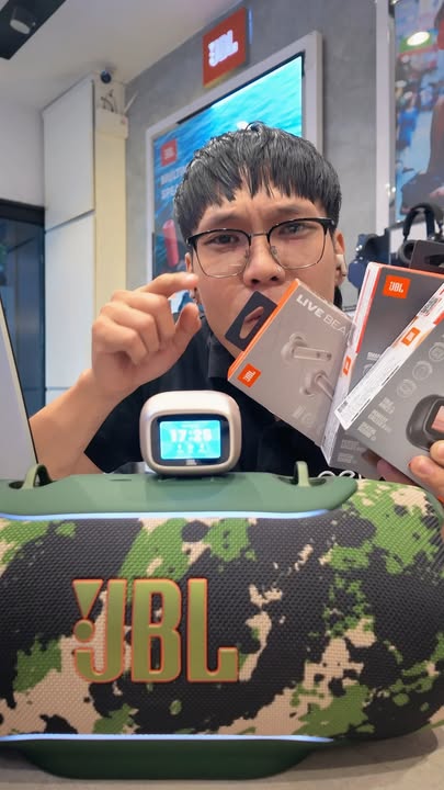 [REVIEW NHANH 1 PHÚT] TRÊN TAY JBL LIVE BEAM 4: HỘP SẠC CẢM ỨNG ĐA NĂNG, CHẤT ÂM LIỆU CÓ ĐỈNH NHƯ LỜI ĐỒN? ????⏱️⚡ Chỉ với 60 giây, cùng Cello khám phá ngay mẫu tai nghe True Wireless đang làm mưa làm gió trong cộng đồng yêu công nghệ – JBL Live Beam 4! Liệu màn hình cảm ứng trên hộp sạc có thực sự tiện dụng hay chỉ là tính năng "làm màu"? Bấm xem clip để có câu trả lời cận cảnh nhất! ???? TÓM TẮT NHANH 1 PHÚT REVIEW: Hộp sạc thông minh Smart Charging Case: Vuốt chạm siêu mượt ngay trên màn hình LED! Chỉnh EQ, bật/tắt chống ồn, tua bài, nhận cuộc gọi hay thậm chí đặt báo thức mà không cần mở điện thoại. Chất âm JBL Signature Sound & Hi-Res Audio: Dải bass đánh căng tròn, chắc nịch đặc trưng của JBL; vocal sáng rõ, âm trường thoáng đãng, nghe tạp từ EDM sôi động đến Ballad đều cực kỳ bắt tai. Chống ồn thích ứng True Adaptive ANC 2.0: Triệt tiêu tạp âm môi trường thông minh theo thời gian thực, giữ không gian làm việc hay học tập luôn tĩnh lặng. Trải nghiệm đeo công thái học: Thiết kế dạng cuống gọn gàng, bám tai chắc chắn, đeo lâu làm việc cả ngày dài vẫn cực kỳ êm ái, không bị cấn hay đau tai. ???? Hàng chính hãng nguyên seal 100% đang sẵn kệ tại showroom Cello để anh em trực tiếp ghé trên tay, vuốt chạm màn hình và nghe thử chất âm thực tế! Mời anh em xem clip, thả tim và để lại cảm nghĩ bên dưới nhé! ???? Inbox ngay cho Cello để nhận báo giá ưu đãi và giữ suất phối màu yêu thích hôm nay! CELLO - THIẾT BỊ CÔNG NGHỆ & ÂM THANH CHÍNH HÃNG ???? Website: cello.vn ???? Showroom trải nghiệm âm thanh thực tế sẵn sàng đón tiếp quý khách ???? Giao hàng hỏa tốc nội thành TP.HCM & ship toàn quốc #Cello #JBL #JBLLiveBeam4 #LiveBeam4 #Review1Phut #QuickReview #SmartCase #TrueWireless #HiResAudio #TaiNgheChinhHang