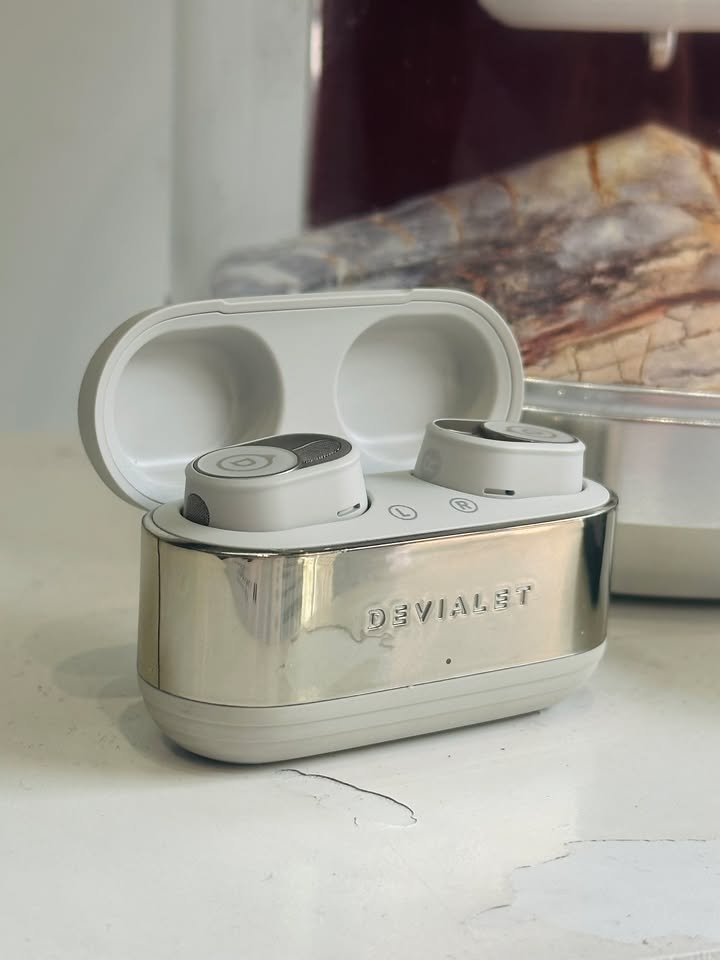 BỘ ĐÔI SẮC MÀU TINH TẾ CỦA NƯỚC PHÁP: DEVIALET GEMINI II BẢN LIGHT PEARL & DEEP FOREST LUÔN SẴN HÀNG TẠI CELLO! ????✨???? Nếu hai tông màu kinh điển Matte Black và Iconic White mang nét tối giản quen thuộc, thì Light Pearl và Deep Forest chính là hai sắc thái luôn chiếm trọn cảm tình của những ai yêu thích sự phá cách nhưng vẫn giữ trọn nét thanh lịch, xa xỉ từ Devialet! Dù đã đồng hành cùng giới mộ điệu qua nhiều mùa, sức hút thị giác của bộ đôi này trên chiếc tai nghe True Wireless cao cấp Devialet Gemini II vẫn chưa bao giờ hạ nhiệt. Mỗi góc nhìn, mỗi ánh sáng phản chiếu đều biến Gemini II thành một món trang sức công nghệ chuẩn gu audiophile. ???? HAI SẮC THÁI ĐẶC TRƯNG – KHẲNG ĐỊNH GU THẨM MỸ RIÊNG: Light Pearl (Ánh ngọc trai): Nét đẹp mềm mại, thanh khiết với lớp hoàn thiện ánh kim dịu mắt, cực kỳ sang trọng khi phối cùng phong cách minimalism thanh lịch. Deep Forest (Xanh rừng sâu): Sắc xanh rêu đậm huyền bí, trầm tĩnh và độc bản, mang lại cảm giác chững chạc, khác biệt hoàn toàn so với số đông trên thị trường. ???? ĐỈNH CAO KỸ NGHỆ ÂM THANH NƯỚC PHÁP TRONG TẦM TAY: Chất âm thuần khiết chuẩn Devialet: Củ loa 10mm phủ titan tái hiện dải bass sâu thẳm, uy lực đặc trưng của hãng, kết hợp dải trung ngọt ngào và dải cao tách bạch, thoáng đãng. Chống ồn thích ứng độc quyền (Devialet Adaptive Noise Cancellation™): Tự động điều chỉnh theo thời gian thực theo cấu trúc tai và tạp âm môi trường, mang lại không gian tĩnh lặng êm dịu, không áp lực bí bách. Khử ồn gió chủ động AWR (Active Wind Reduction): Đàm thoại rõ nét và thưởng thức âm nhạc mượt mà ngay cả khi di chuyển ngoài đường nhiều gió. Thiết kế công thái học hoàn hảo: Housing gọn gàng ôm khít khoang tai, hộp sạc cầm đầm tay, đóng mở tinh tế chuẩn hàng hiệu xa xỉ. Kết nối đa điểm Multipoint: Chuyển đổi linh hoạt giữa điện thoại, máy tính bảng và laptop trong nháy mắt. ???? HÀNG CHÍNH HÃNG NGUYÊN SEAL 100% SẴN KỆ TẠI CELLO! Cả 2 phiên bản màu sắc độc đáo này luôn sẵn sàng tại showroom Cello để quý khách trực tiếp cầm nắm, trải nghiệm thực tế và chọn cho mình sắc màu đồng điệu nhất với phong cách cá nhân. ???? Đặc quyền khi mua Devialet tại Cello: Cam kết chính hãng 100%, bảo hành chuẩn từ nhà phân phối. Hỗ trợ cài đặt ứng dụng, hướng dẫn cân chỉnh EQ cá nhân hóa từ A-Z. Giao hàng hỏa tốc trong ngày tại TP.HCM & ship toàn quốc an toàn tuyệt đối. ???? Inbox ngay cho Cello để nhận báo giá ưu đãi và sở hữu phiên bản màu sắc yêu thích của Devialet Gemini II nhé! CELLO - THIẾT BỊ CÔNG NGHỆ & ÂM THANH CHÍNH HÃNG ???? Liên hệ ngay Shop Cello để được tư vấn và giao tận nơi! ???? Inbox ngay cho Cello để được tư vấn thêm các sản phẩm nhé! ------------------------------- ©️Cello Technology ???? 13 Nguyễn Văn Tráng, Phường Bến Thành, Quận 1, TP.HCM ???? 0888054168 ???? www.cello.vn ???? support@cello.vn bình luận để Cello tư vấn chi tiết và báo giá ưu đãi nhất cho bạn ???? Trải nghiệm trực tiếp tại showroom Cello #Cello #Devialet #DevialetGeminiII #Gemini2 #LightPearl #DeepForest #TrueWireless #HiEndAudio #ANC #TaiNgheChinhHang #AmThanhDinhCao