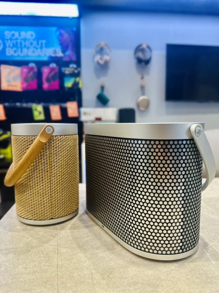 BÀN GIAO TUYỆT TÁC ÂM THANH BẮC ÂU: B&O BEOSOUND A5 SPACED ALUMINIUM VỀ TAY VỊ KHÁCH HÀN QUỐC! ????????✨???? Âm nhạc và nghệ thuật luôn là ngôn ngữ chung không có rào cản! Chiều nay, Cello vô cùng vinh hạnh được đón tiếp và trực tiếp bàn giao siêu phẩm loa di động hi-end Bang & Olufsen Beosound A5 (phiên bản Spaced Aluminium) cho một anh khách người Hàn Quốc cực kỳ sành điệu. Đến showroom với gu thẩm mỹ tinh tế, anh chia sẻ bản thân đặc biệt yêu thích ngôn ngữ thiết kế tối giản, chuẩn mực nhưng phải toát lên chất sang trọng. Ngay khi nhìn thấy Beosound A5 phiên bản nhôm Spaced Aluminium với lớp ê-căng dệt kim loại tinh xảo cùng quai xách nhôm nguyên khối, anh đã hoàn toàn bị chinh phục! ???? ĐIỀU GÌ ĐÃ KHIẾN B&O BEOSOUND A5 SPACED ALUMINIUM CHINH PHỤC VỊ KHÁCH HÀN QUỐC? Thiết kế Bắc Âu đẳng cấp vượt thời gian: Sự kết hợp hoàn mỹ giữa nhôm thủ công tinh xảo của Bang & Olufsen mang lại diện mạo hiện đại, tương thích hoàn hảo với các không gian căn hộ cao cấp chuẩn phong cách sống tối giản. Âm thanh 360 độ đầy nội lực: Hệ thống 4 củ loa riêng biệt với tổng công suất mạnh mẽ lên đến 280W, tái hiện sân khấu âm thanh đa hướng sống động, dải trầm sâu lắng và dải trung ngọt ngào, tinh khiết. Công nghệ RoomSense thông minh: Tự động quét và hiệu chỉnh âm học theo diện tích phòng, mang đến trải nghiệm nghe chuẩn xác ở mọi vị trí đặt loa. Tích hợp sạc không dây Qi tiện ích: Mặt trên của loa hỗ trợ sạc nhanh không dây trực tiếp cho điện thoại cực kỳ tiện lợi và gọn gàng. Thời lượng pin bền bỉ & Kháng nước IP65: Thỏa sức thưởng thức âm nhạc hơn 12 giờ liên tục, dễ dàng xách loa ra ban công ngắm phố phường hay đồng hành trong những chuyến nghỉ dưỡng cuối tuần. ???? Máy nguyên seal chính hãng 100%, được đội ngũ kỹ thuật Cello hỗ trợ bóc hộp, kết nối ứng dụng Bang & Olufsen và thiết lập âm thanh chu đáo trước khi trao tận tay anh. ???? Cello xin gửi lời cảm ơn chân thành đến anh (감사합니다!) đã tin tưởng và lựa chọn Cello là điểm đến mua sắm thiết bị âm thanh cao cấp tại Việt Nam! Chúc anh luôn có những phút giây thư giãn tuyệt vời bên những giai điệu yêu thích mỗi ngày. ???? Quý khách hàng đang tìm kiếm những mẫu loa hi-end đẳng cấp để nâng tầm không gian sống, hãy inbox ngay cho Cello để nhận tư vấn và ưu đãi tốt nhất nhé! CELLO - THIẾT BỊ CÔNG NGHỆ & ÂM THANH CHÍNH HÃNG ???? Liên hệ ngay Shop Cello để được tư vấn và giao tận nơi! ???? Inbox ngay cho Cello để được tư vấn thêm các sản phẩm nhé! ------------------------------- ©️Cello Technology ???? 13 Nguyễn Văn Tráng, Phường Bến Thành, Quận 1, TP.HCM ???? 0888054168 ???? www.cello.vn ???? support@cello.vn bình luận để Cello tư vấn chi tiết và báo giá ưu đãi nhất cho bạn ???? Trải nghiệm trực tiếp tại showroom Cello #Cello #BangOlufsen #BeosoundA5 #NaturalAluminium #BangandOlufsen #HiEndAudio #LoaDiDong #BanGiaoTanNoi #AmThanhDinhCao #LifestyleAudio