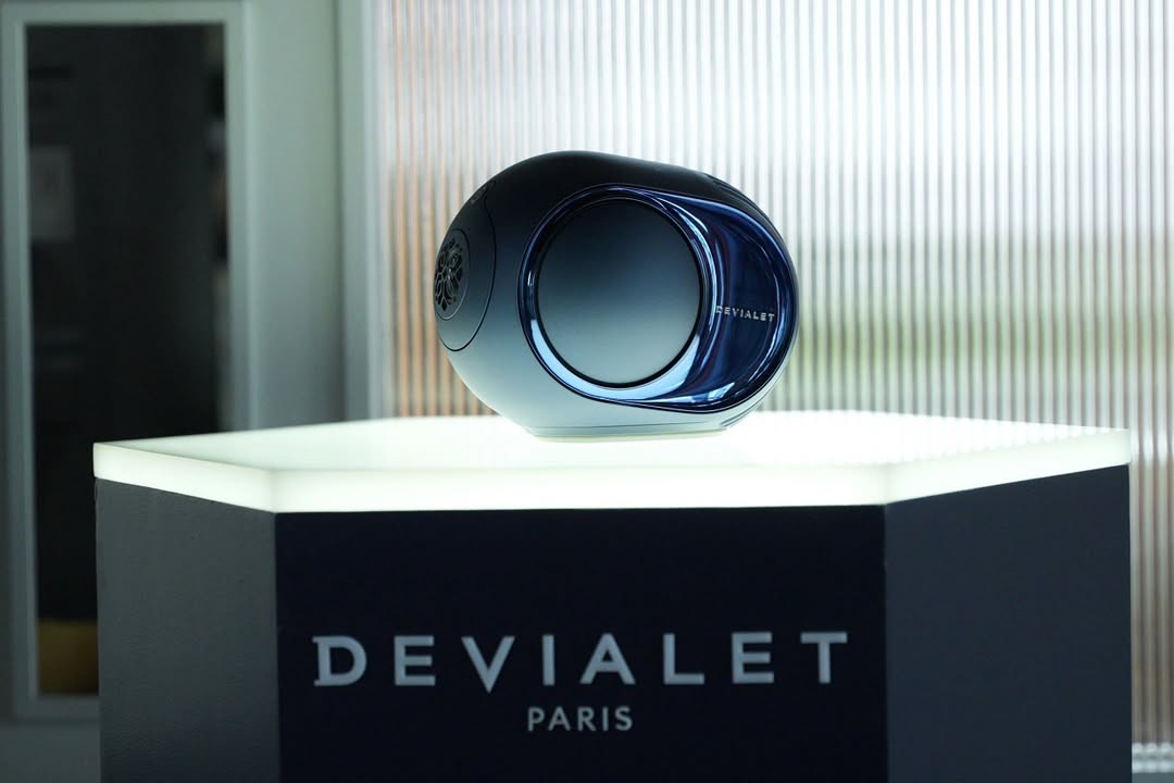 ALIVE WITH SOUND: DEVIALET PHANTOM ULTIMATE 98dB PHIÊN BẢN PULSE BLUE ĐÃ CÓ MẶT TẠI CELLO! ⚡???????? Khi tốc độ bùng nổ của đường đua F1 hòa quyện cùng đỉnh cao kỹ nghệ âm thanh nước Pháp, chúng ta có một tuyệt tác hoàn toàn mới: Devialet Phantom Ultimate 98dB trong phối màu giới hạn đầy mê hoặc – Pulse Blue! Đồng hành cùng tay đua tài năng Isack Hadjar, phiên bản Pulse Blue mang trọn vẹn tinh thần thể thao tốc độ, sự táo bạo và năng lượng cuộn trào vào trong một khối cầu âm thanh nhỏ gọn nhưng sở hữu sức mạnh nội lực đáng kinh ngạc. ???? ĐIỂM NHẤN CỦA DEVIALET PHANTOM ULTIMATE 98dB PULSE BLUE: Sắc xanh Pulse Blue độc bản: Lớp hoàn thiện ánh kim xanh thẳm huyền bí, đổi sắc tinh tế theo từng góc ánh sáng, biến chiếc loa thành tâm điểm thị giác sang trọng và khác biệt trong mọi không gian nội thất. Âm thanh bùng nổ 98dB: Kích thước gọn gàng nhưng mang lại áp suất âm thanh mạnh mẽ, dải trầm đánh sâu thẳm, uy lực đặc trưng của Devialet mà hoàn toàn không hề rung lắc hay méo tiếng. Độ chi tiết chuẩn hi-end: Tái hiện trung thực từng nốt cao thanh thoát và dải vocal truyền cảm, đưa người nghe đắm chìm vào không gian âm nhạc sống động như đang thưởng thức live tại khán phòng. Kết nối thông minh toàn diện: Hỗ trợ AirPlay, Spotify Connect, Bluetooth thế hệ mới cùng khả năng ghép đôi Stereo hay thiết lập hệ thống multi-room linh hoạt qua ứng dụng Devialet. ???? HÀNG CHÍNH HÃNG NGUYÊN SEAL – SỐ LƯỢNG GIỚI HẠN! Phiên bản đặc biệt Pulse Blue luôn là mục tiêu săn đón của các tín đồ âm thanh hi-end và sưu tầm công nghệ. Hiện tại, Cello đã sẵn sàng phục vụ những chiếc loa đầu tiên đến tay quý khách hàng. ???? Đặc quyền khi sở hữu Devialet tại Cello: Cam kết sản phẩm chính hãng 100%, bảo hành theo tiêu chuẩn nhà phân phối. Dịch vụ tư vấn vị trí đặt loa chuẩn âm học phòng và hỗ trợ cài đặt tận nơi chu đáo. Giao hàng hỏa tốc an toàn tại TP.HCM và vận chuyển bảo hiểm toàn quốc. ???? Mời quý khách ghé trực tiếp showroom Cello để chiêm ngưỡng sắc xanh Pulse Blue thực tế, hoặc inbox ngay cho Cello để nhận tư vấn và giữ suất sở hữu tuyệt tác này hôm nay! CELLO - THIẾT BỊ CÔNG NGHỆ & ÂM THANH CHÍNH HÃNG ???? Liên hệ ngay Shop Cello để được tư vấn và giao tận nơi! ???? Inbox ngay cho Cello để được tư vấn thêm các sản phẩm nhé! ------------------------------- ©️Cello Technology ???? 13 Nguyễn Văn Tráng, Phường Bến Thành, Quận 1, TP.HCM ???? 0888054168 ???? www.cello.vn ???? support@cello.vn bình luận để Cello tư vấn chi tiết và báo giá ưu đãi nhất cho bạn ???? Trải nghiệm trực tiếp tại showroom Cello #Cello #Devialet #DevialetPhantom #PhantomUltimate #PhantomUltimate98dB #PulseBlue #AliveWithSound #IsackHadjar #HiEndAudio #AmThanhDinhCao