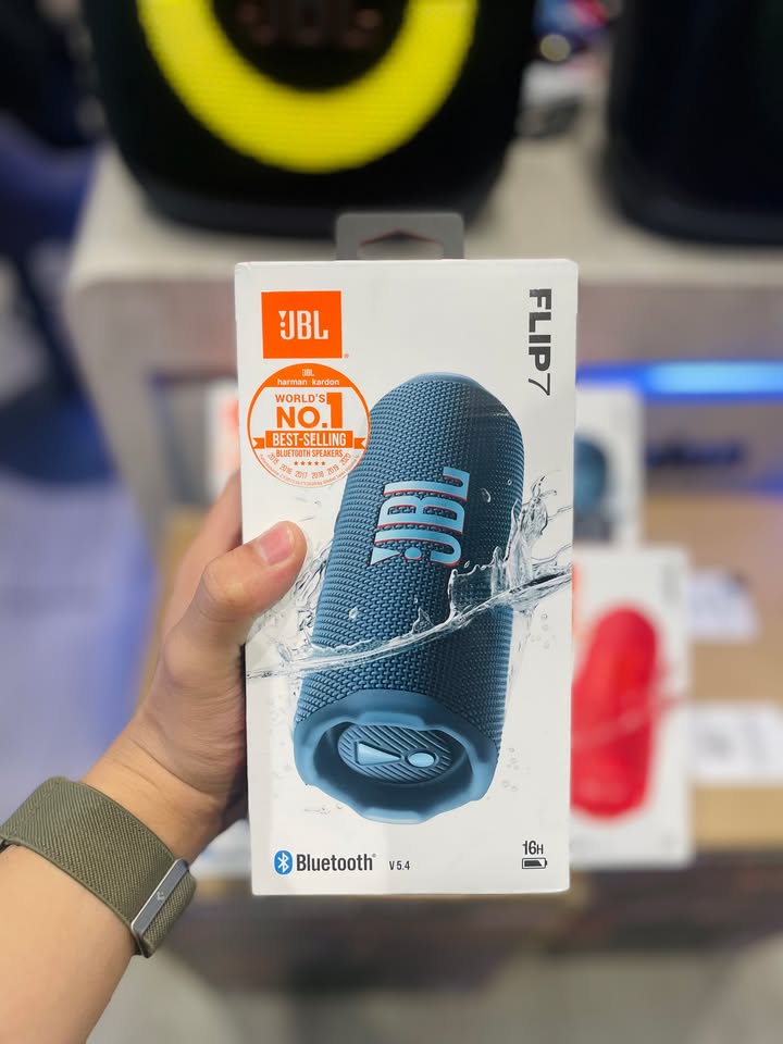HÀNG VỀ NGẬP TRÀN KỆ: JBL FLIP 7 ĐÃ CÓ MẶT ĐẦY ĐỦ CÁC PHIÊN BẢN MÀU SẮC TẠI CELLO! ???????????? Mẫu loa di động "quốc dân" được săn đón nhiều nhất thời gian qua – JBL Flip 7 – vừa chính thức cập bến Cello với số lượng lớn, lấp đầy kệ hàng bằng trọn bộ dải màu cực kỳ trẻ trung và cá tính! Dành cho những chuyến đi phượt, những buổi dã ngoại cuối tuần hay đơn giản là chill một góc nhỏ trong phòng, JBL Flip 7 tiếp tục khẳng định vị thế "chiếc loa không thể thiếu" nhờ sự kết hợp hoàn hảo giữa kích thước nhỏ gọn và nội lực âm thanh bùng nổ. ???? NHỮNG NÂNG CẤP ĐÁNG GIÁ TRÊN THẾ HỆ JBL FLIP 7: Chất âm JBL Pro Sound uy lực hơn: Cấu trúc củ loa tối ưu mang lại dải bass căng tràn, sâu và chắc gọn; dải vocal và âm cao sáng rõ, không hề bị vỡ tiếng khi mở âm lượng lớn. Thời lượng pin bền bỉ: Thỏa sức khuấy động mọi cuộc vui từ sáng đến tối, tích hợp sạc nhanh tiện lợi qua cổng Type-C. Chuẩn kháng nước & bụi bền bỉ: Thoải mái mang loa ra bãi biển, cạnh hồ bơi hay sử dụng dưới những cơn mưa bất chợt mà không cần lo lắng. Kết nối đa loa hiện đại: Ghép nối nhiều loa JBL tương thích chỉ bằng một chạm để mở rộng không gian âm thanh cho những bữa tiệc đông người. Bảng màu thời thượng: Đầy đủ các gam màu từ trung tính thanh lịch (Đen, Xám) đến rực rỡ, năng động (Đỏ, Xanh dương, Cam, Camo...) sẵn sàng phối hợp cùng mọi cá tính và phong cách outfit. ???? HÀNG SẴN SÀNG TẠI CELLO – NGUYÊN SEAL CHÍNH HÃNG 100%! Mời anh em ghé ngay showroom Cello hôm nay để tự tay cầm nắm, test thử chất âm thực tế và lựa chọn phối màu ưng ý nhất cho riêng mình. CELLO - THIẾT BỊ CÔNG NGHỆ & ÂM THANH CHÍNH HÃNG ???? Liên hệ ngay Shop Cello để được tư vấn và giao tận nơi! ???? Inbox ngay cho Cello để được tư vấn thêm các sản phẩm nhé! ------------------------------- ©️Cello Technology ???? 13 Nguyễn Văn Tráng, Phường Bến Thành, Quận 1, TP.HCM ???? 0888054168 ???? www.cello.vn ???? support@cello.vn bình luận để Cello tư vấn chi tiết và báo giá ưu đãi nhất cho bạn ???? Trải nghiệm trực tiếp tại showroom Cello #Cello #JBL #JBLFlip7 #Flip7 #LoaDiDong #JBLProSound #LoaBluetooth #AmThanhChinhHang #LifestyleAudio #HangVe